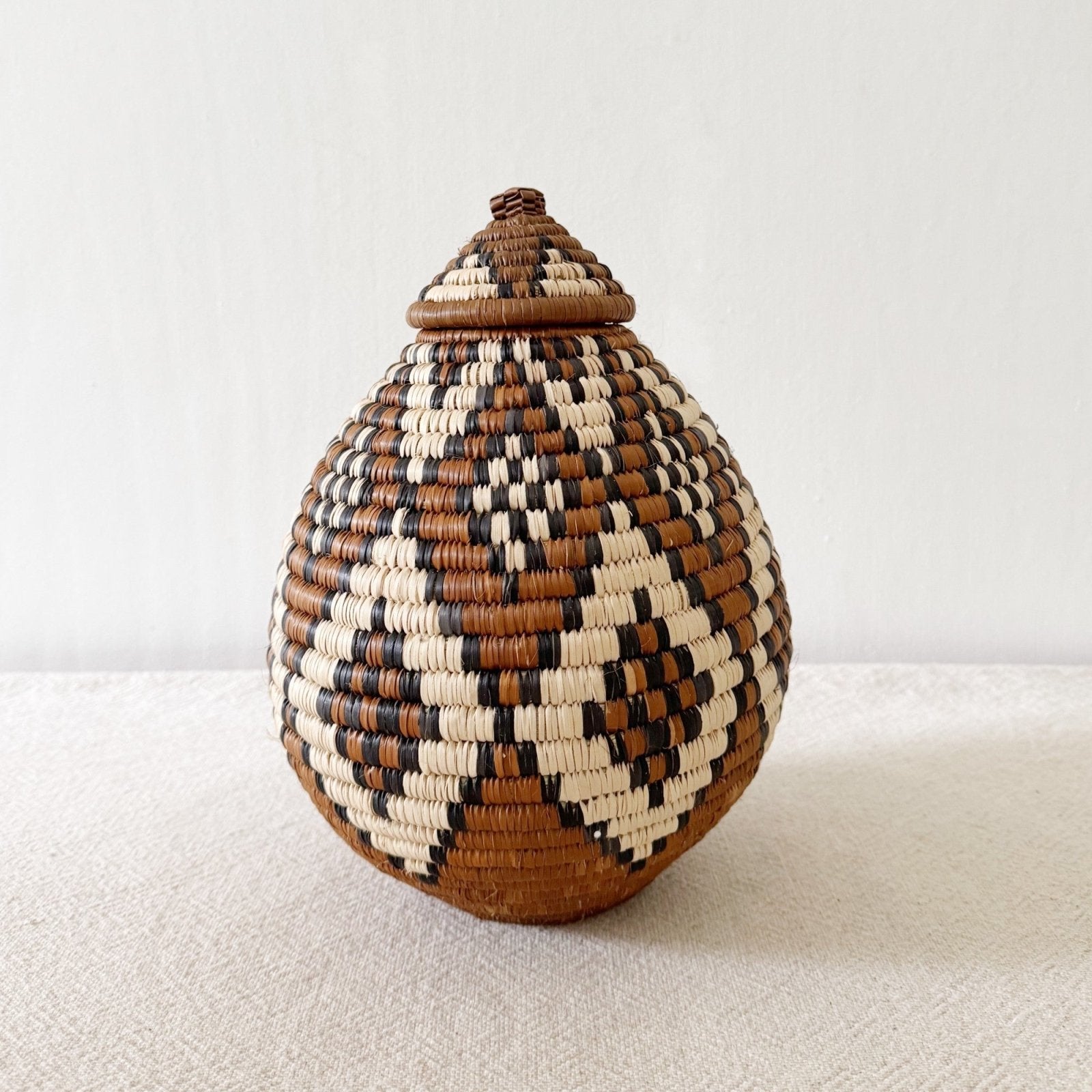 11" Lidded Zulu Basket B010 - Amsha