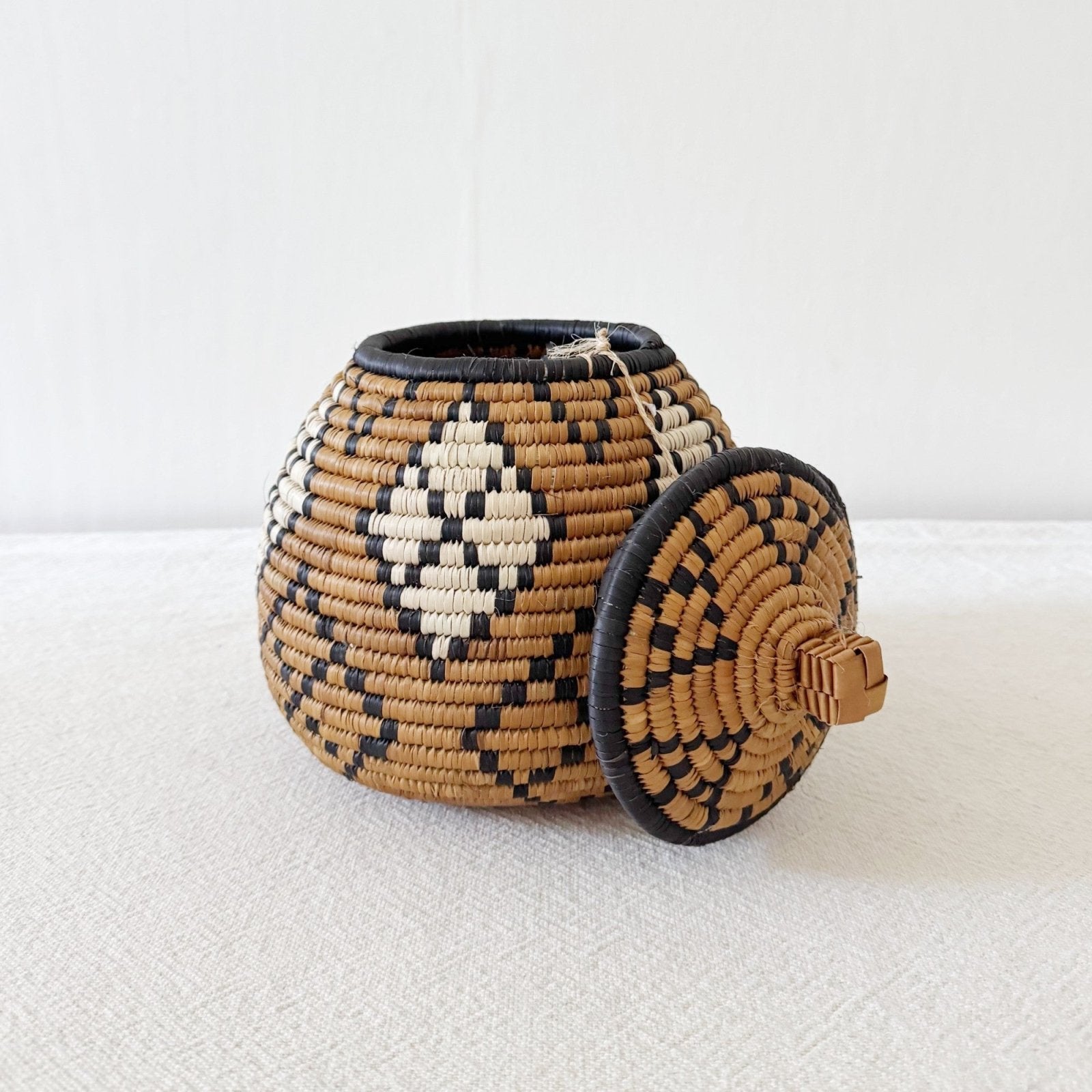 9" Lidded Zulu Basket B029 - Amsha