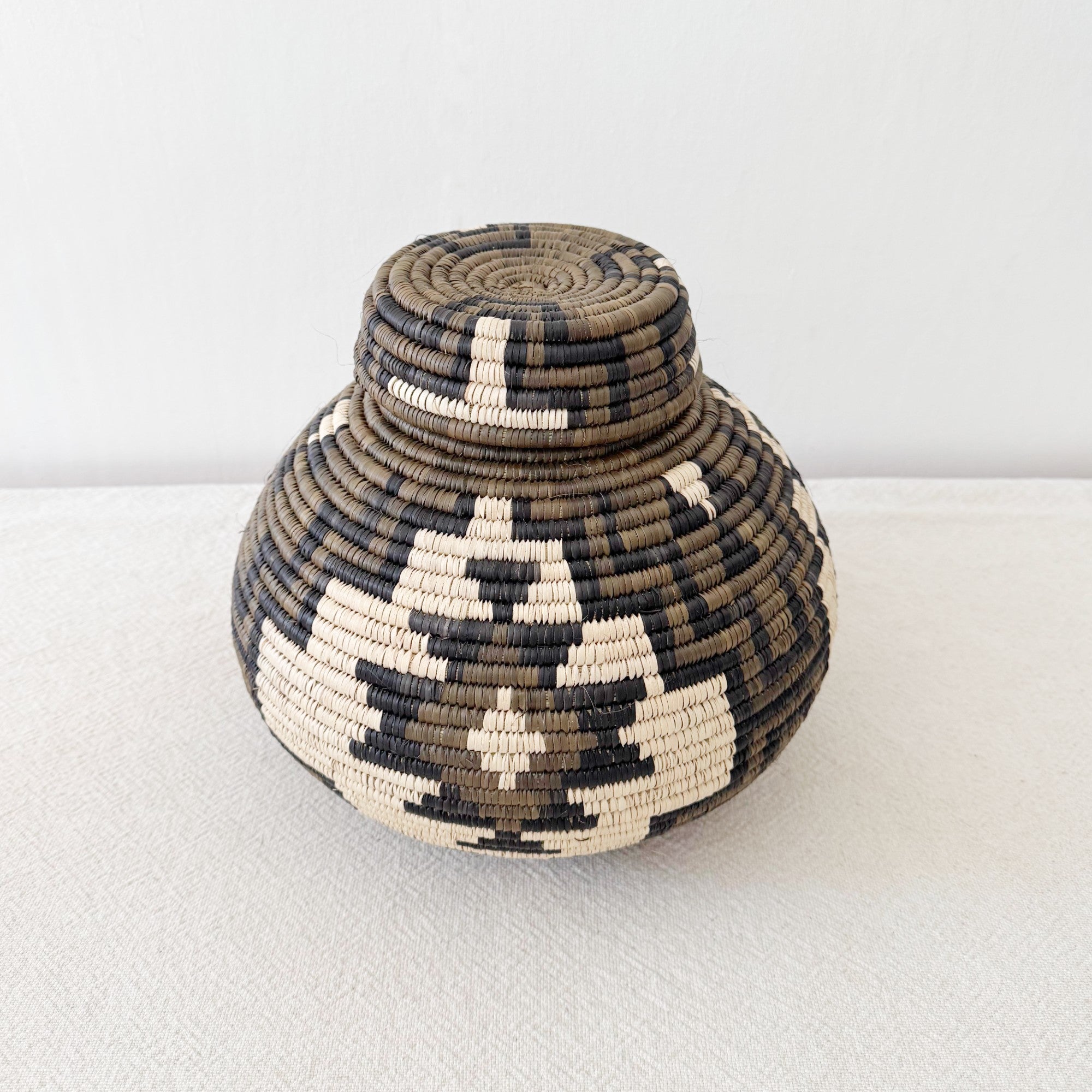 Lidded Zulu Basket #B025