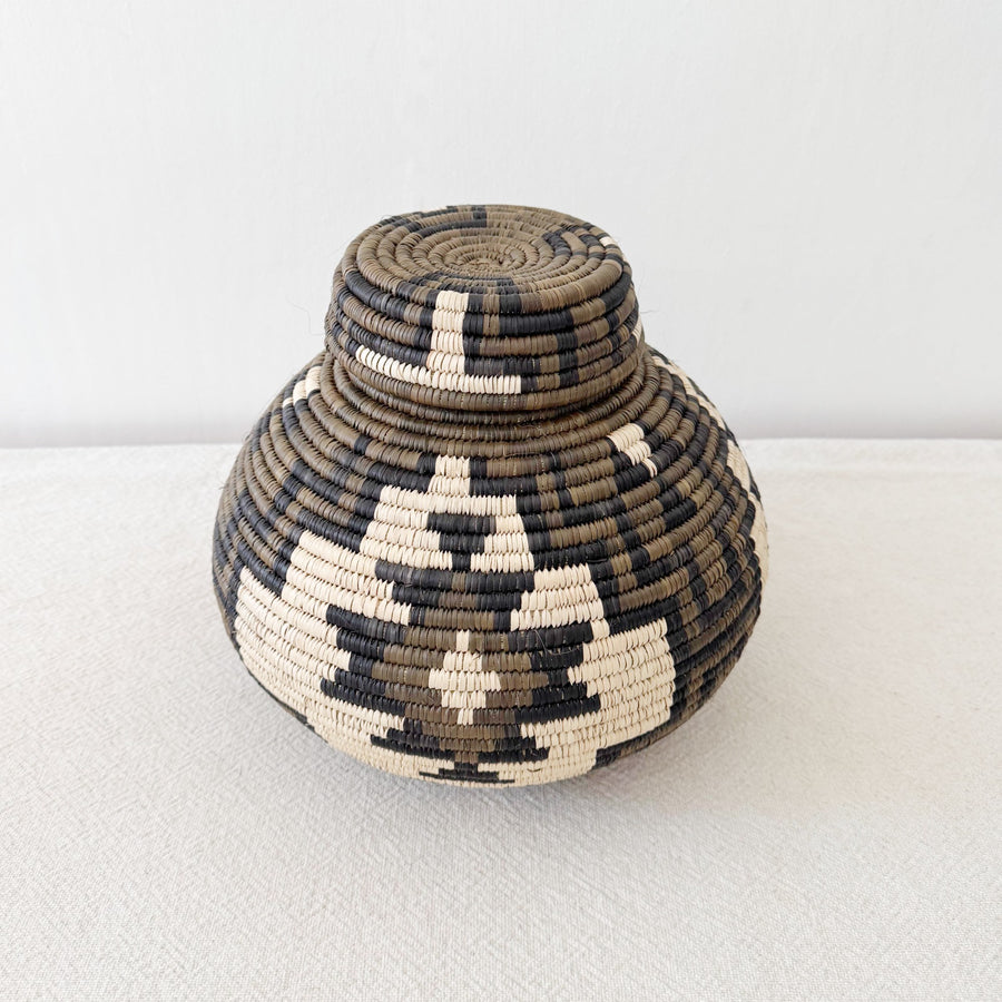 Lidded Zulu Basket #B025