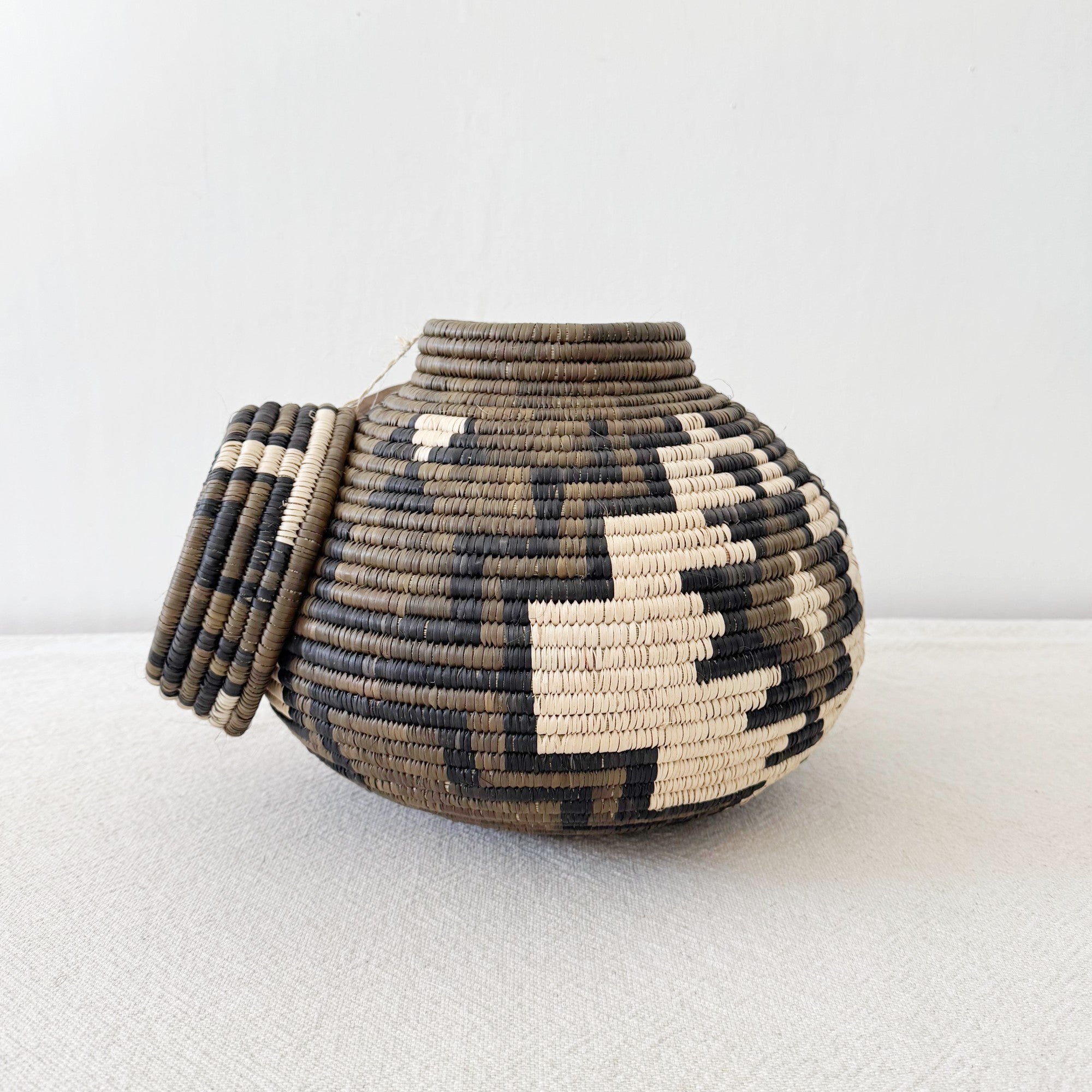 Lidded Zulu Basket #B025