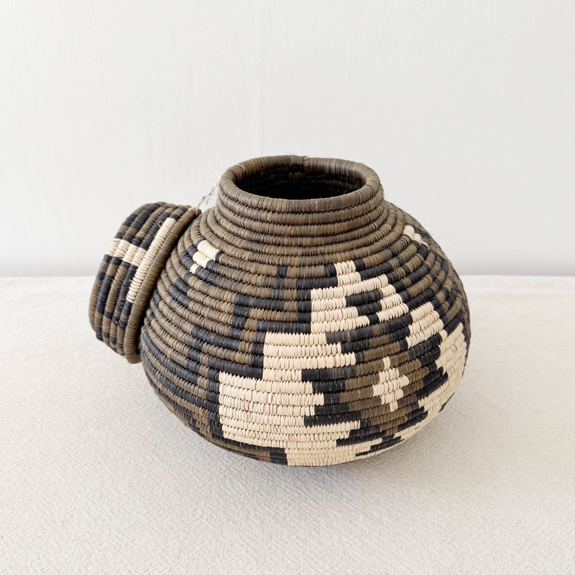 Lidded Zulu Basket #B025