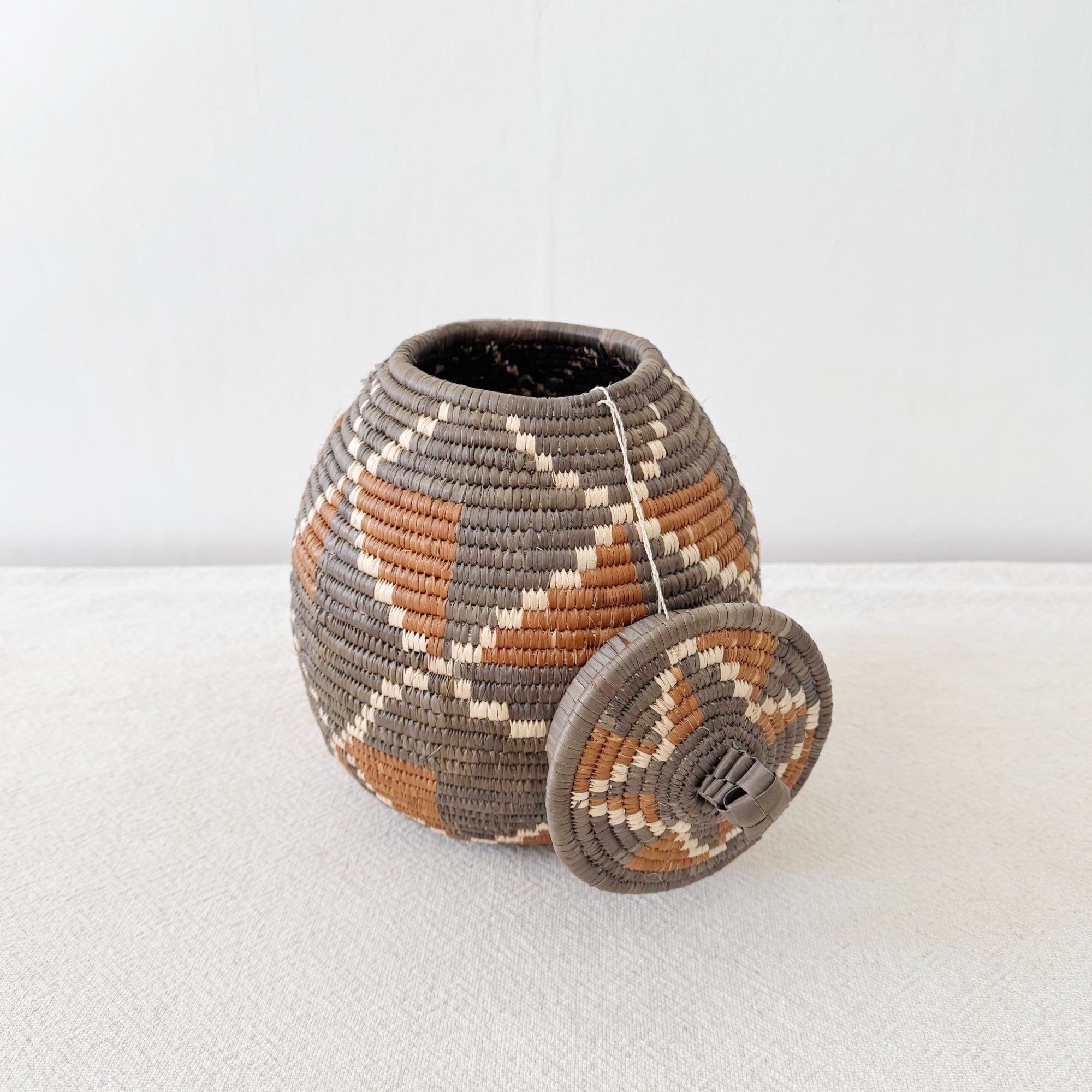 Lidded Zulu Basket #B024