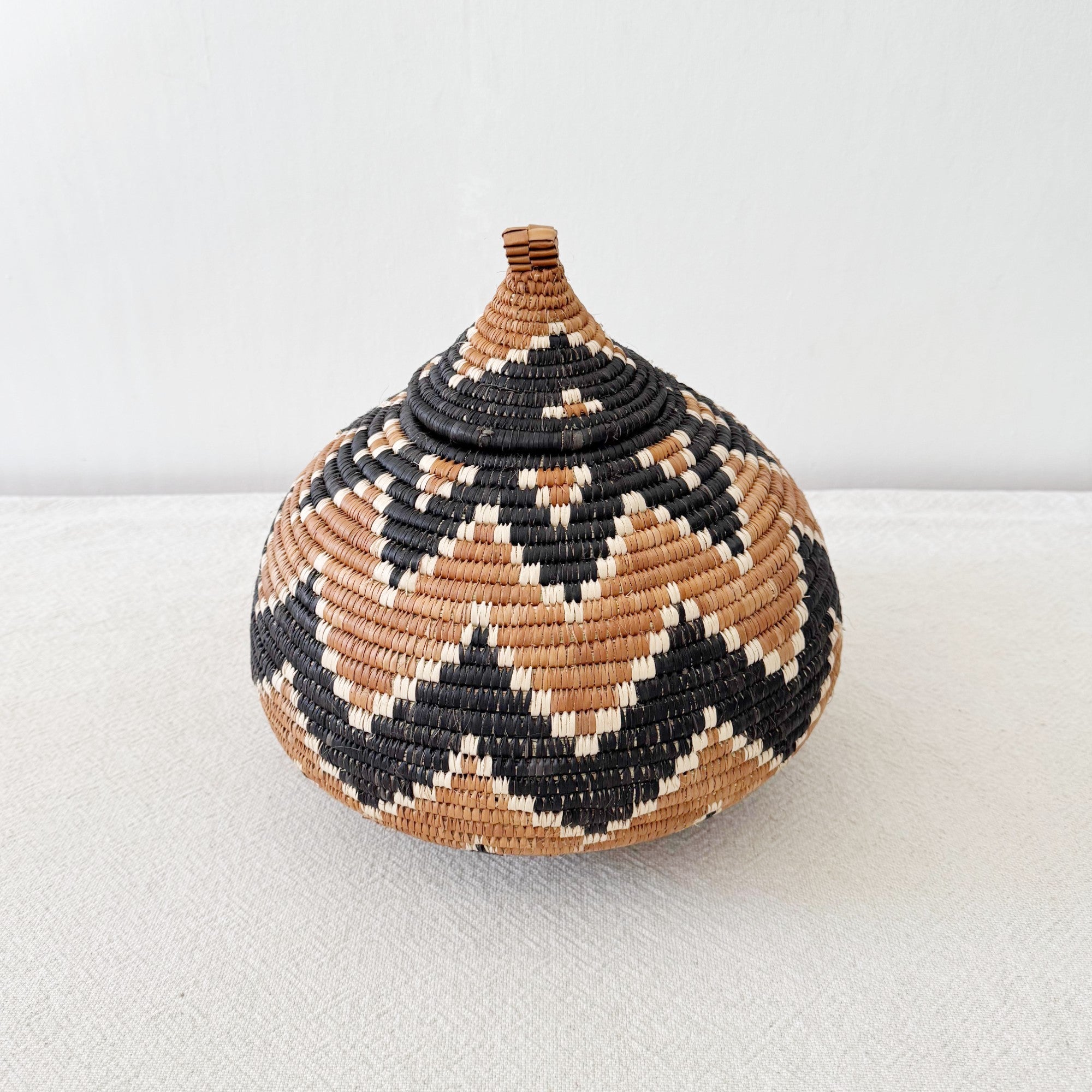 Lidded Zulu Basket #B023