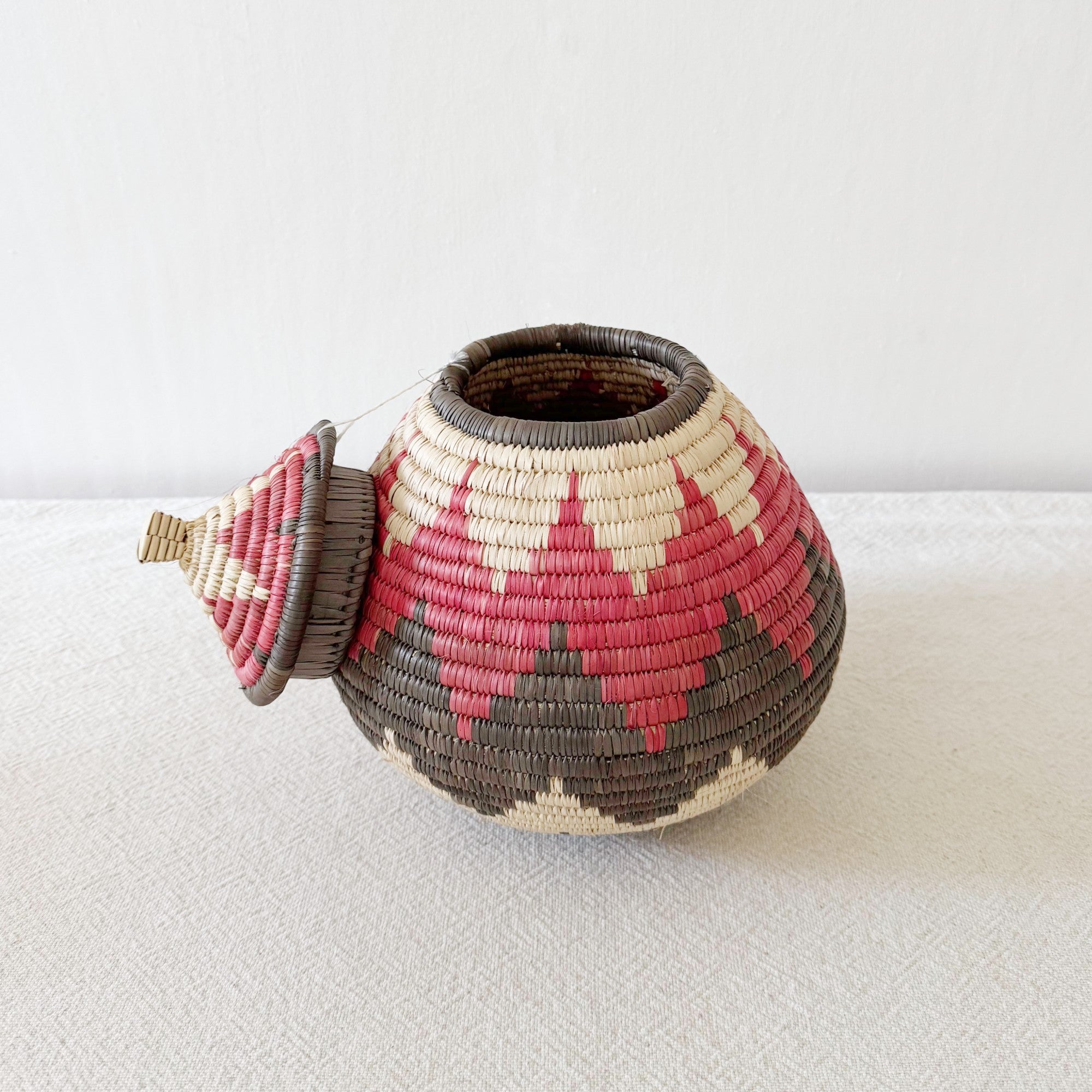 Lidded Zulu Basket #B028