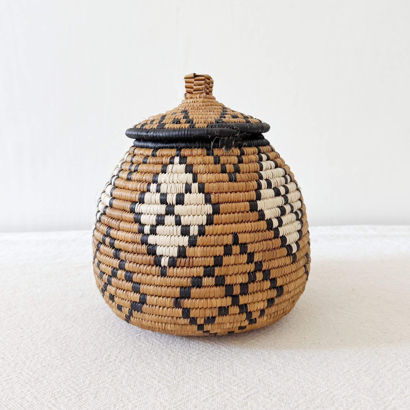 9" Lidded Zulu Basket #B029