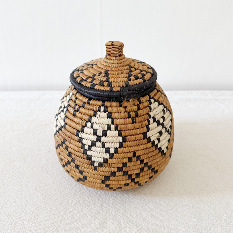 9" Lidded Zulu Basket #B029