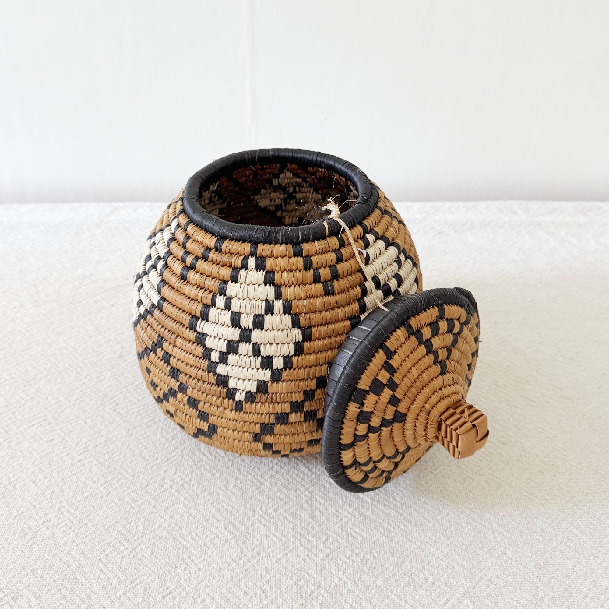 9" Lidded Zulu Basket #B029