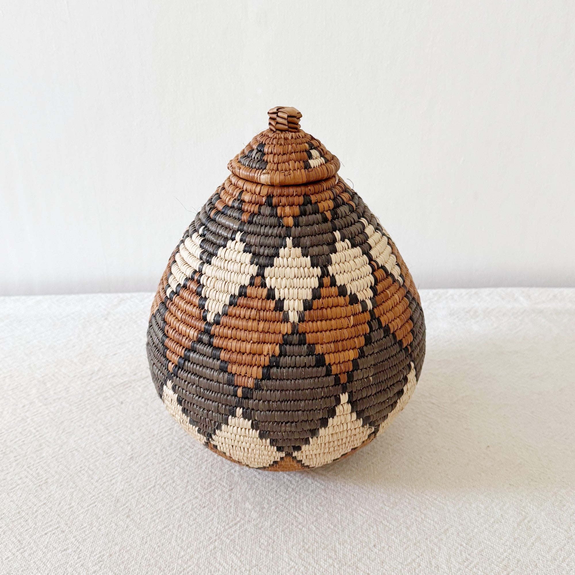 Lidded Zulu Basket #B027