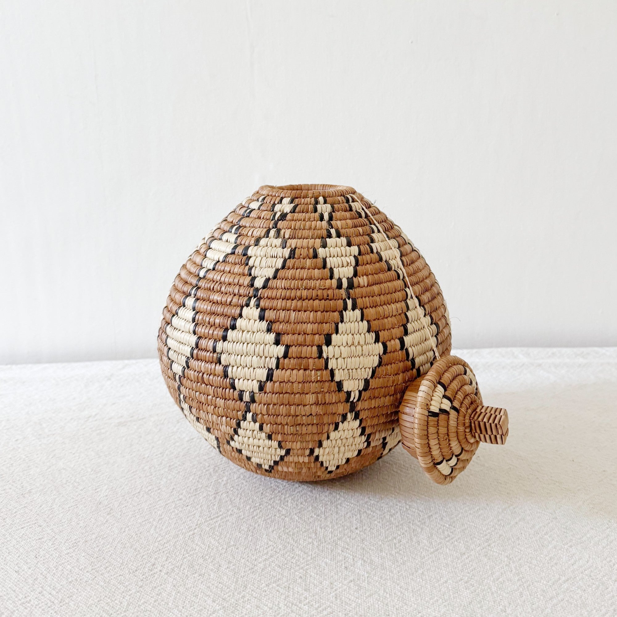Lidded Zulu Basket #B026