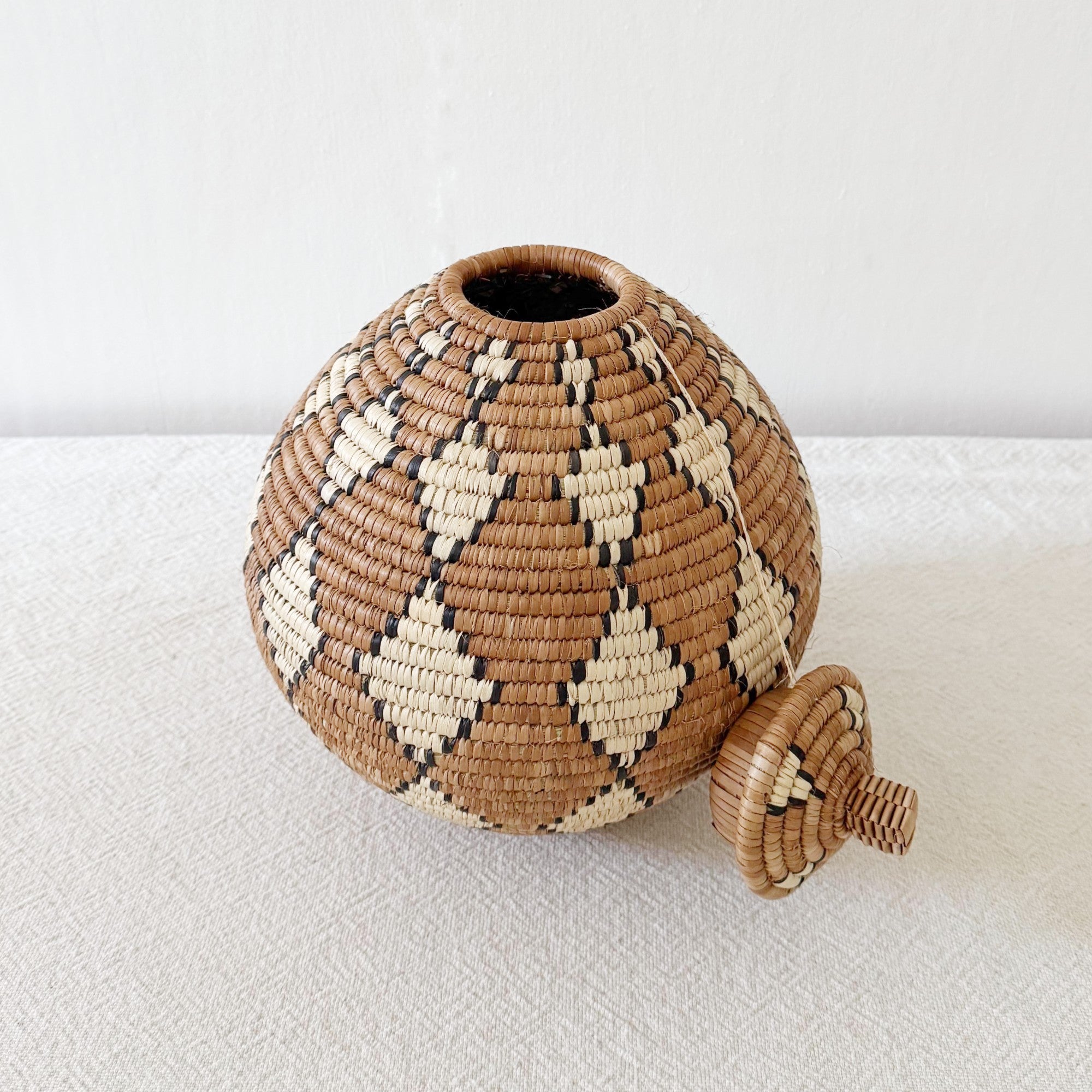 Lidded Zulu Basket #B026
