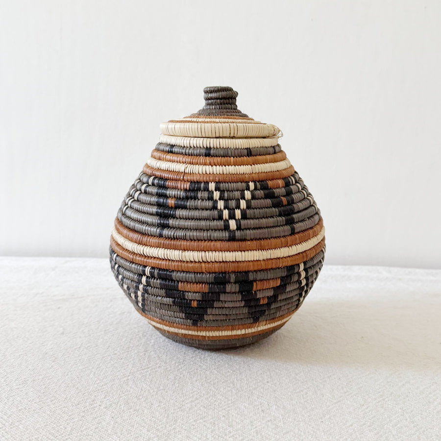 9.5" Lidded Zulu Basket #B030