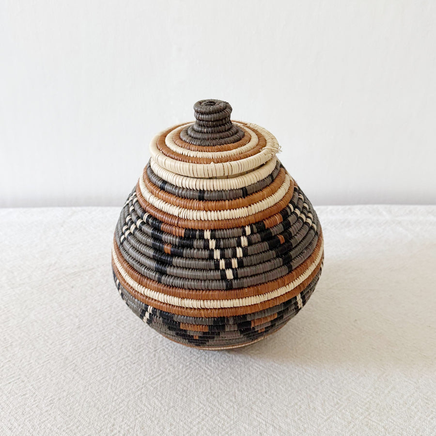 9.5" Lidded Zulu Basket #B030