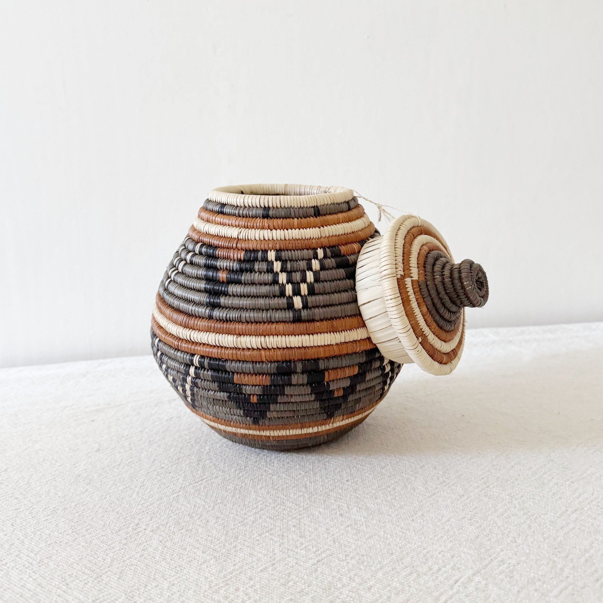 9.5" Lidded Zulu Basket #B030