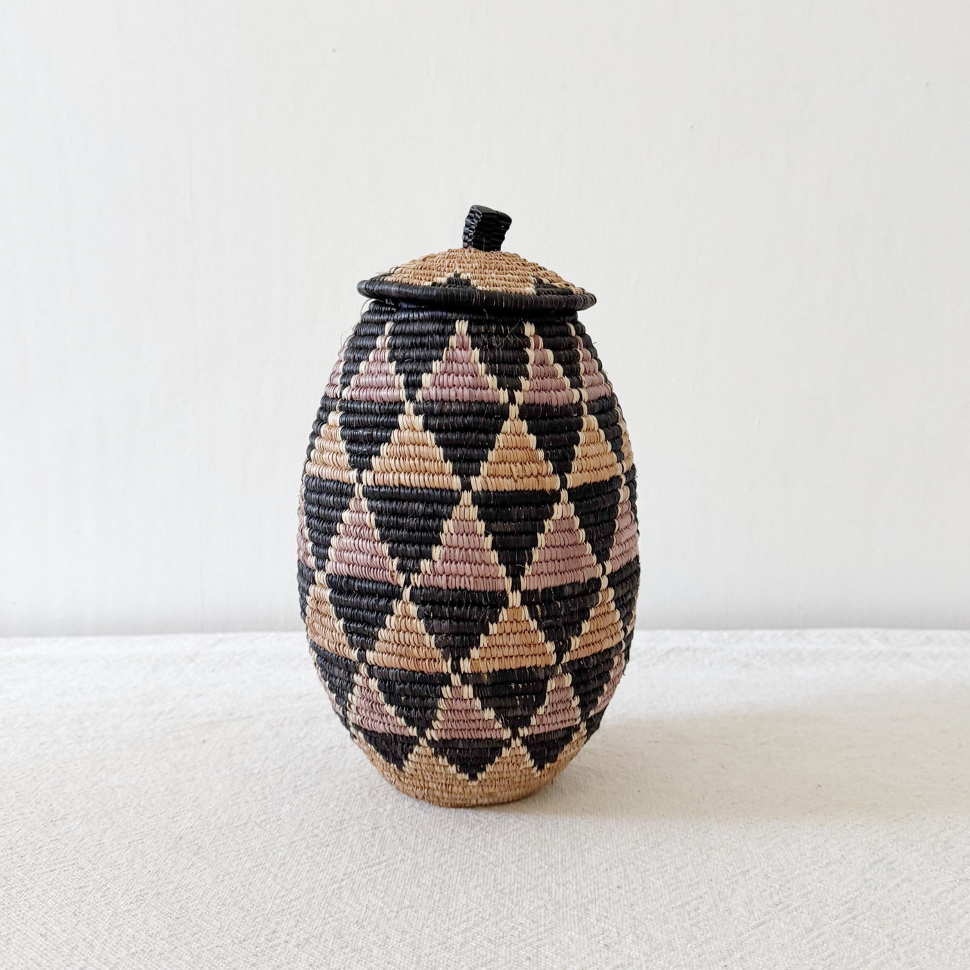 11" Lidded Zulu Basket #B031