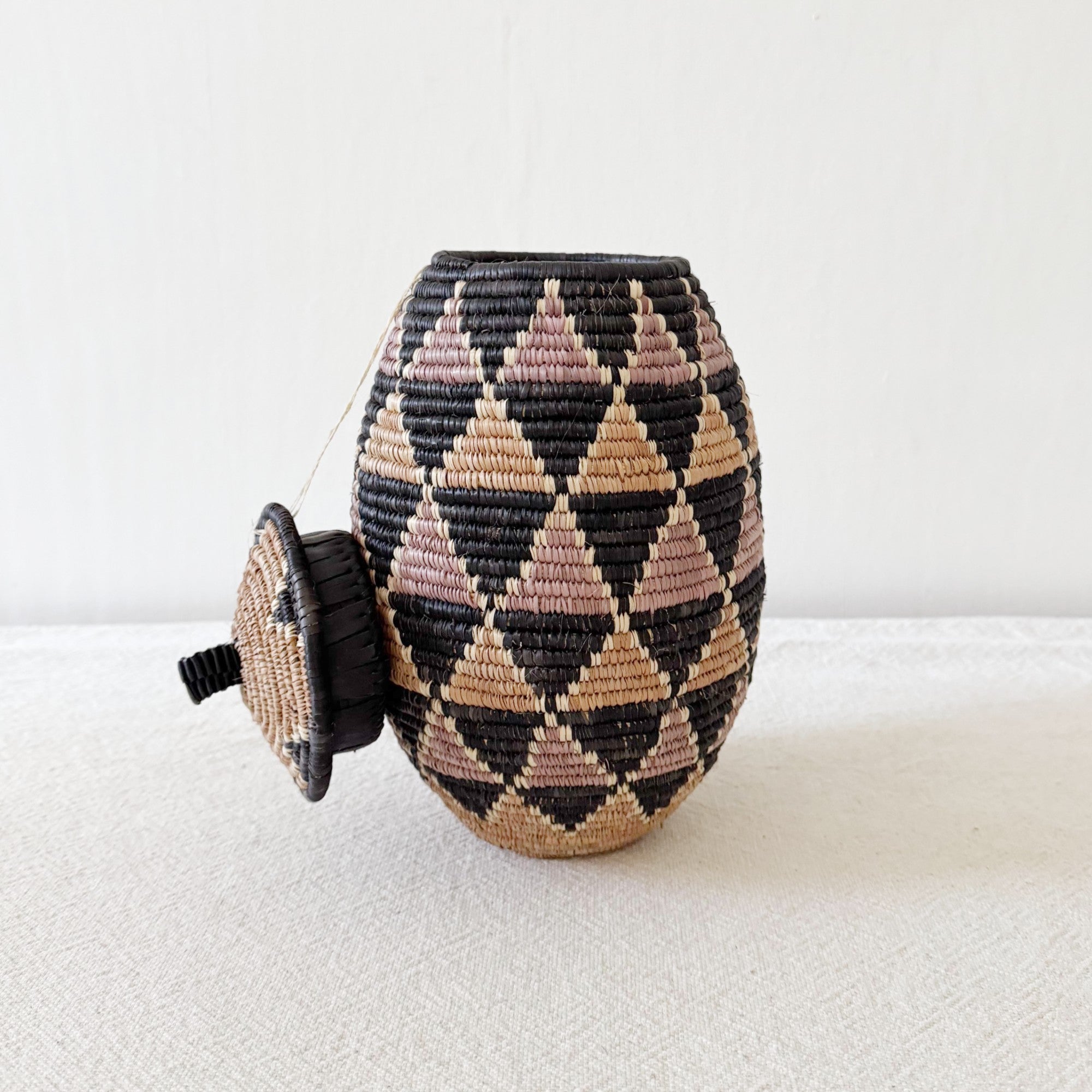 11" Lidded Zulu Basket #B031