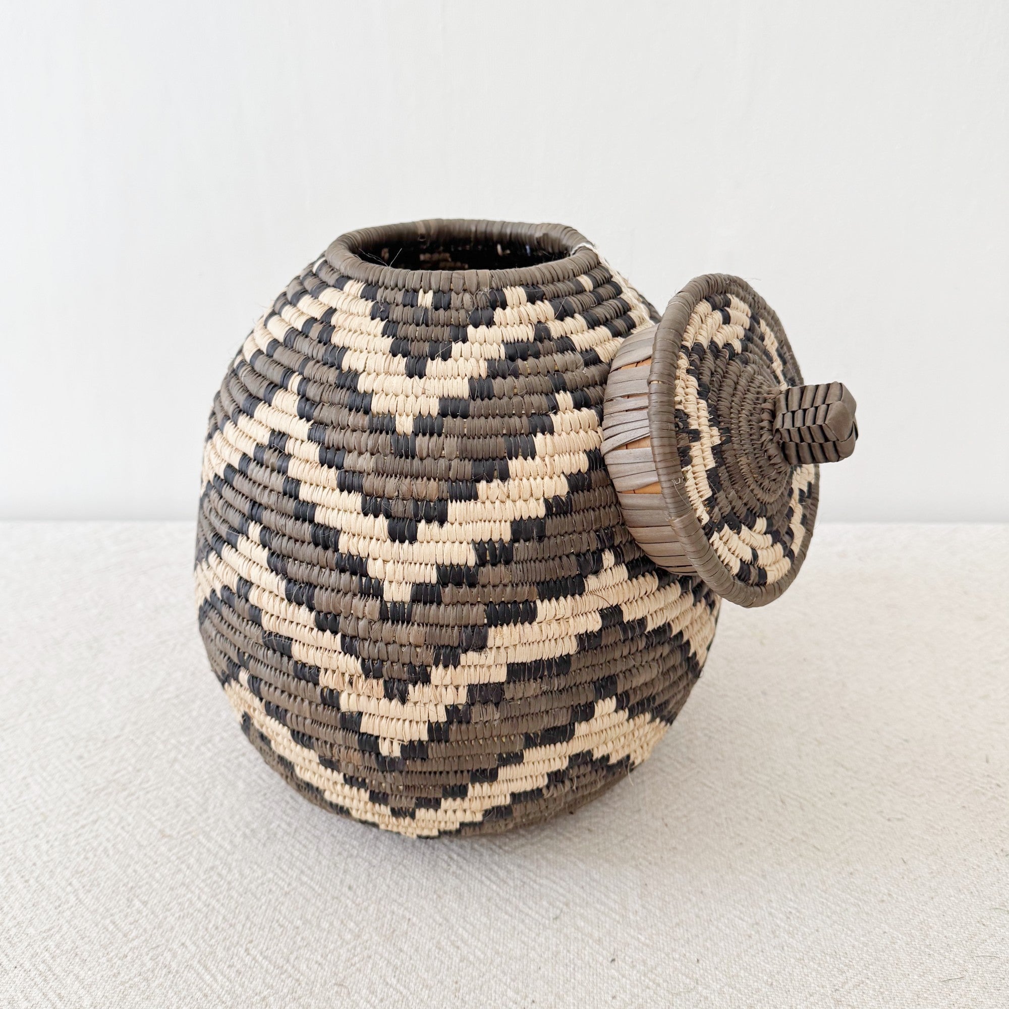 Lidded Zulu Basket #F008