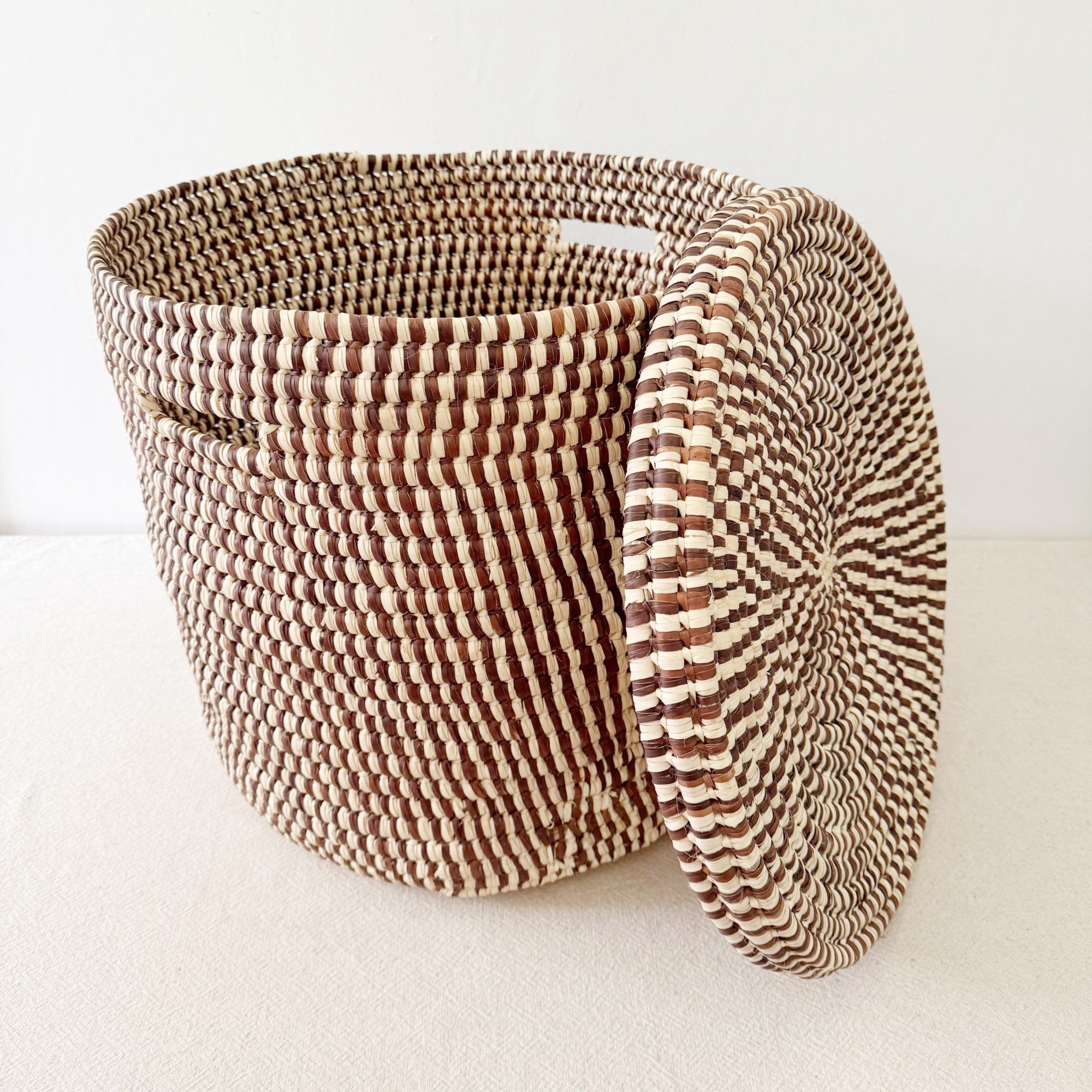 20" Lidded Palm Basket #404