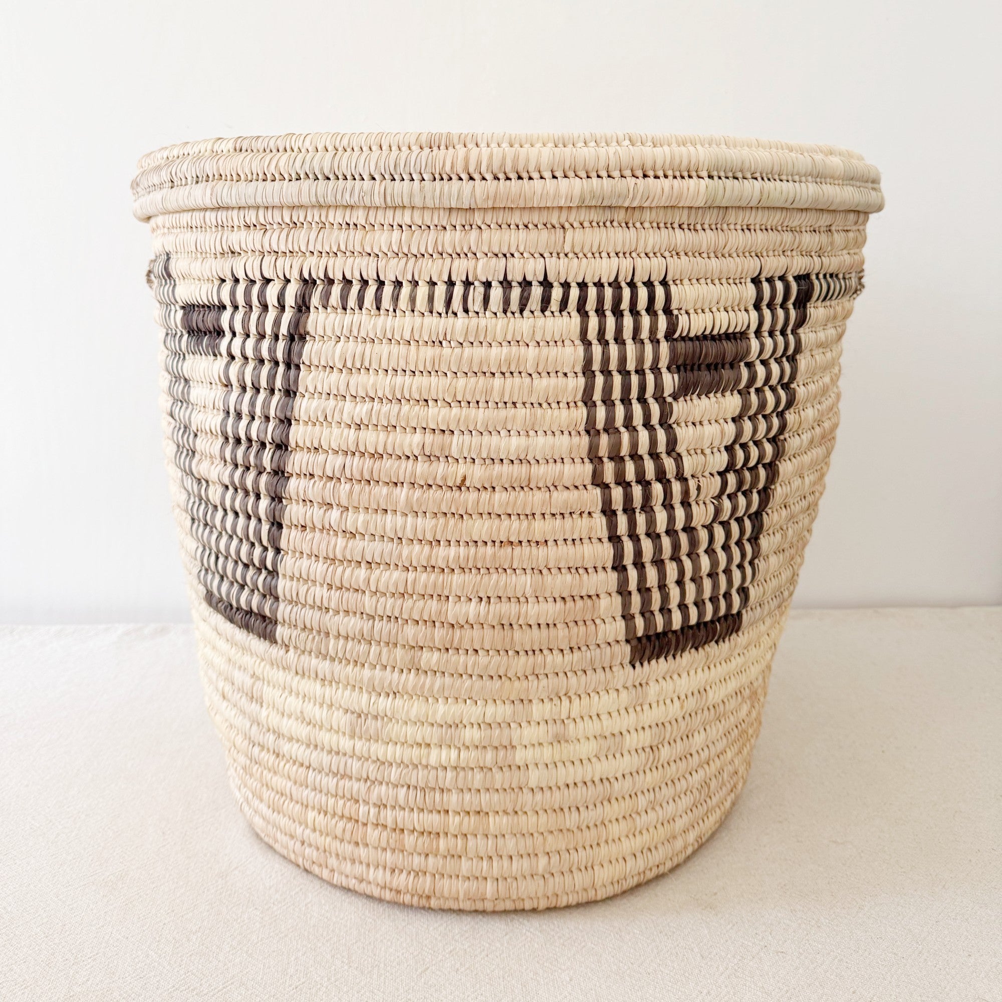22.5" Lidded Palm Basket: Black Design