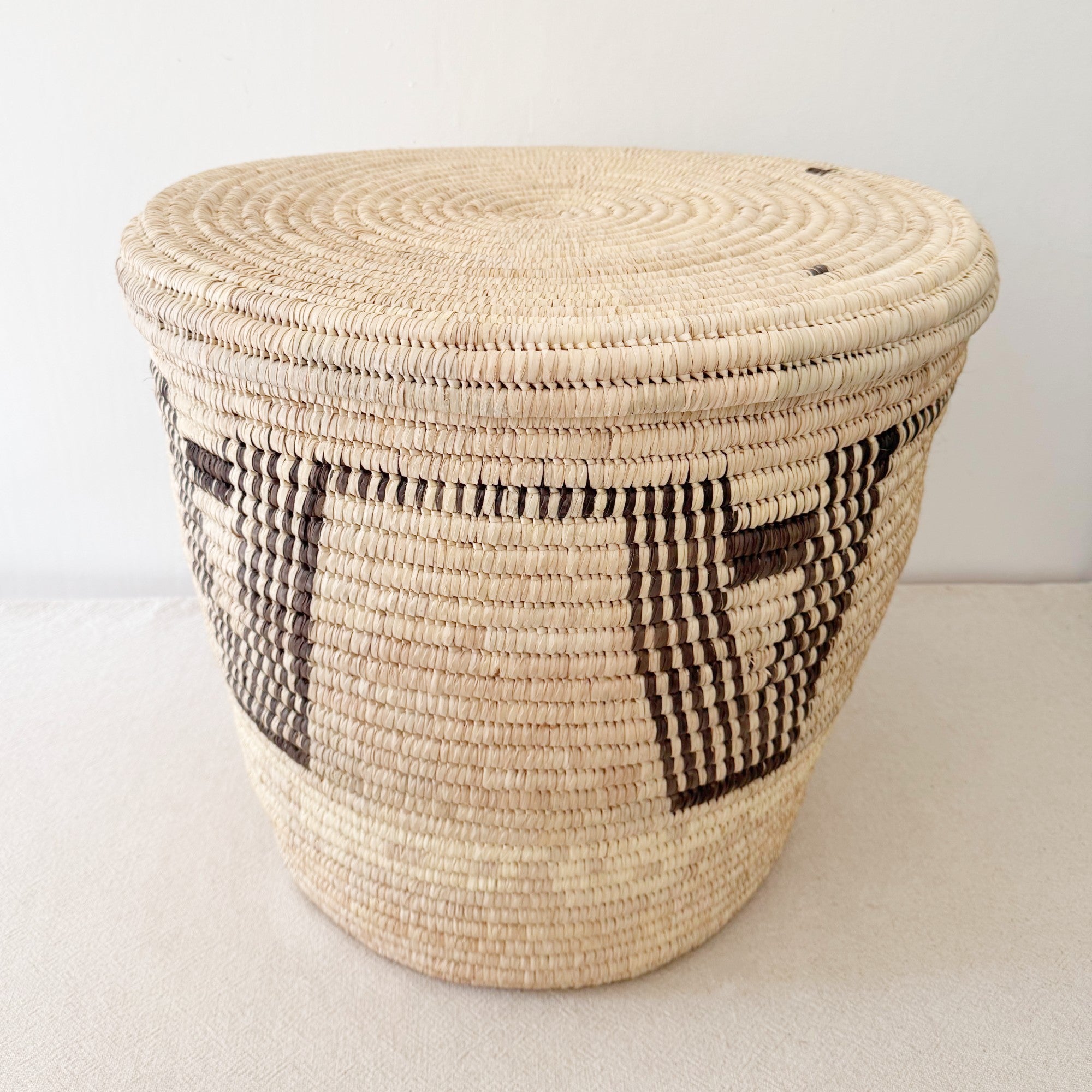 22.5" Lidded Palm Basket: Black Design