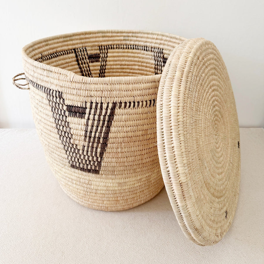 22.5" Lidded Palm Basket: Black Design