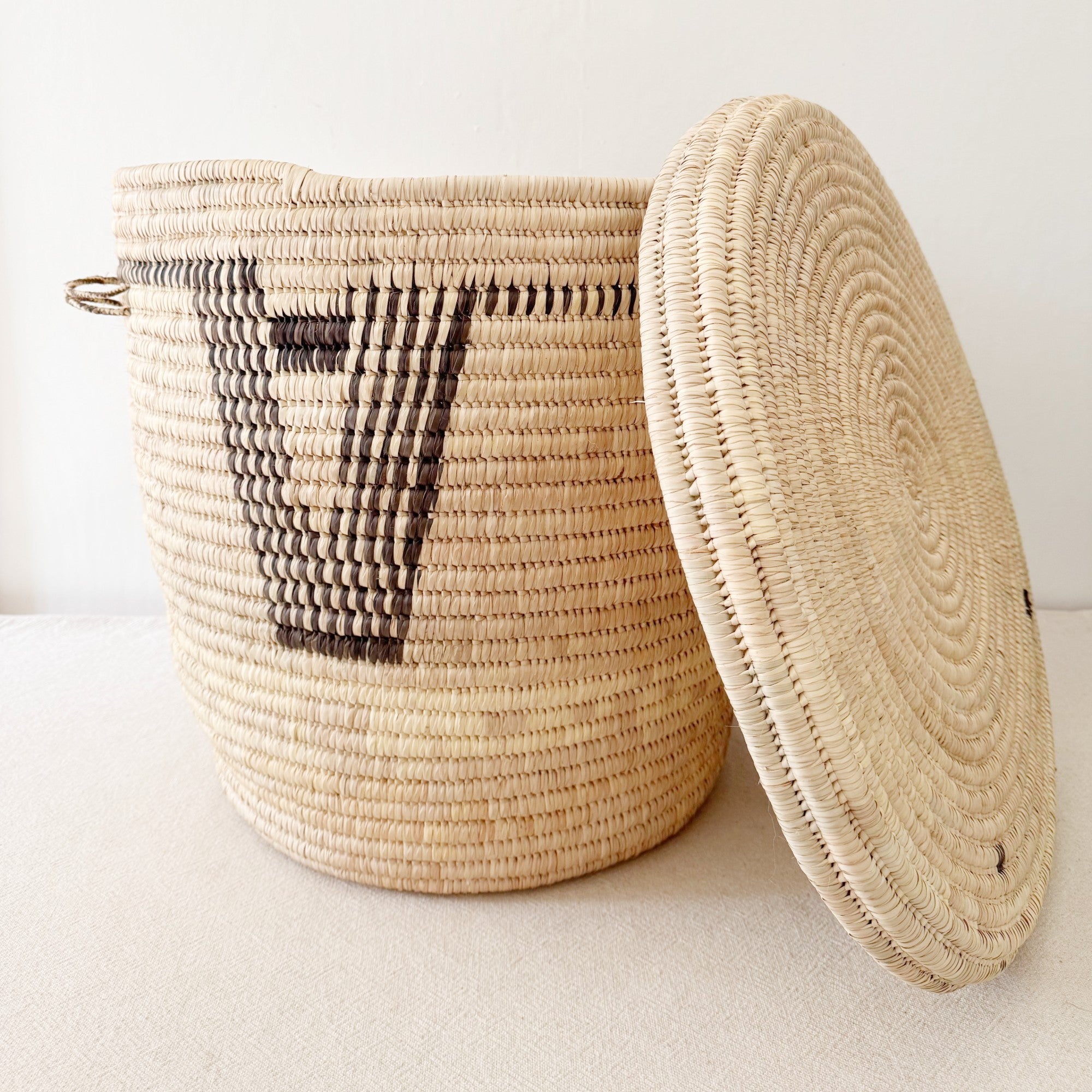 22.5" Lidded Palm Basket: Black Design