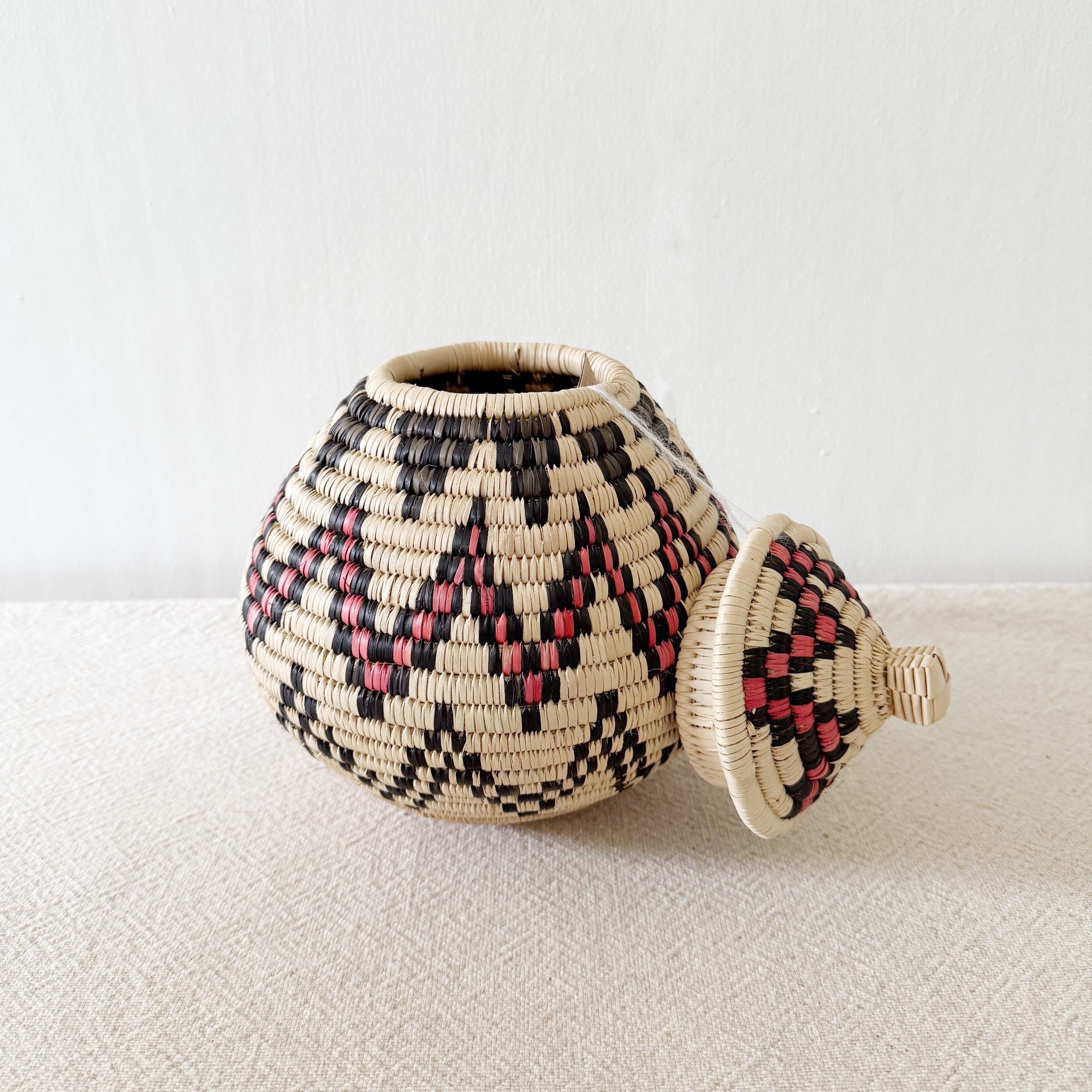 Lidded Zulu Basket #B014