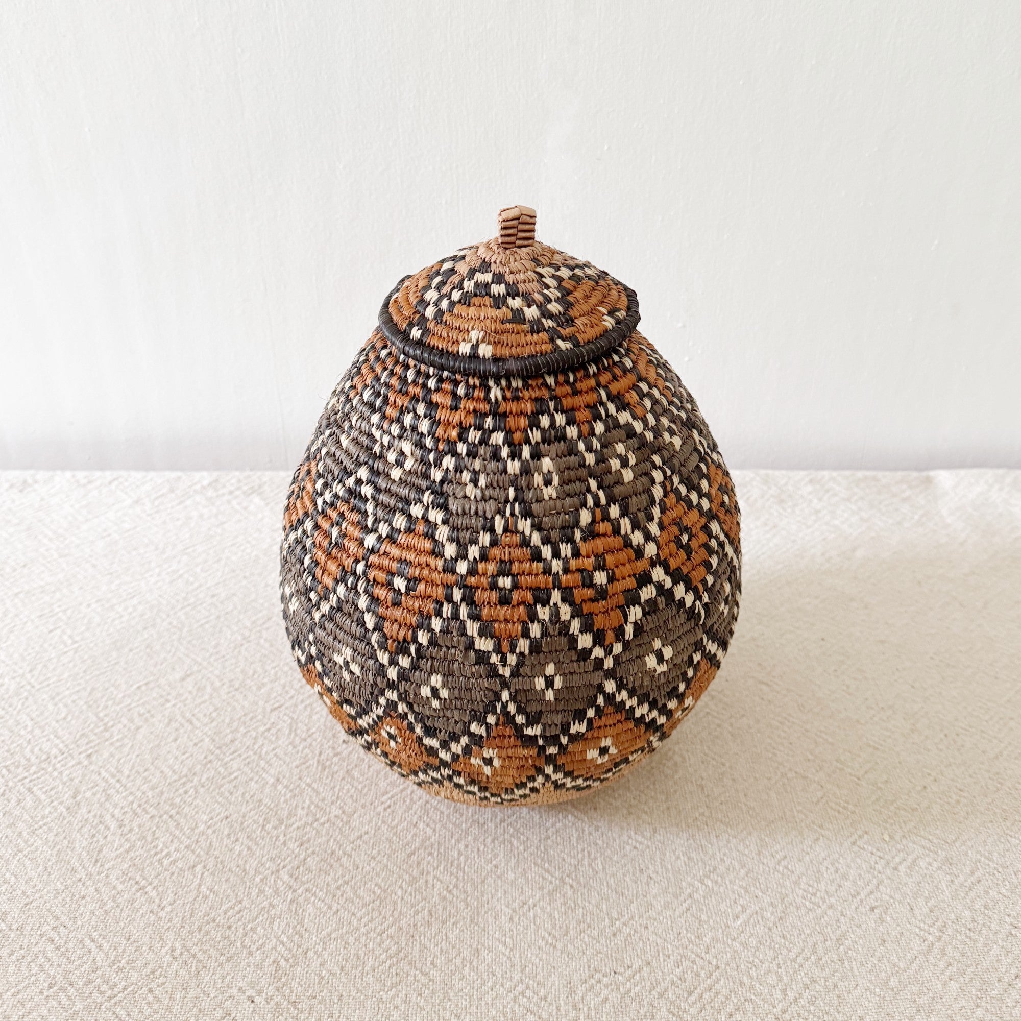 10" Lidded Zulu Basket #B009