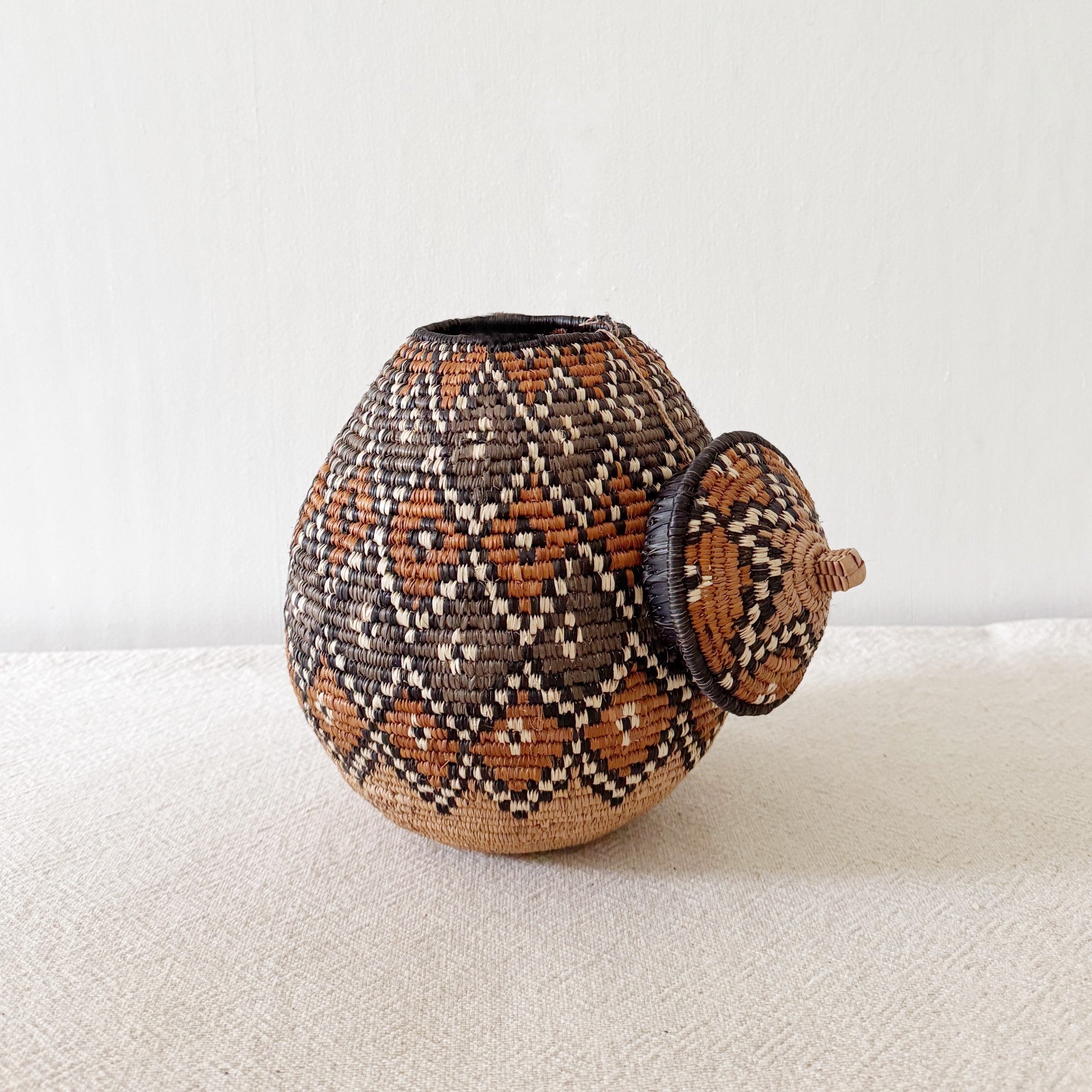 10" Lidded Zulu Basket #B009