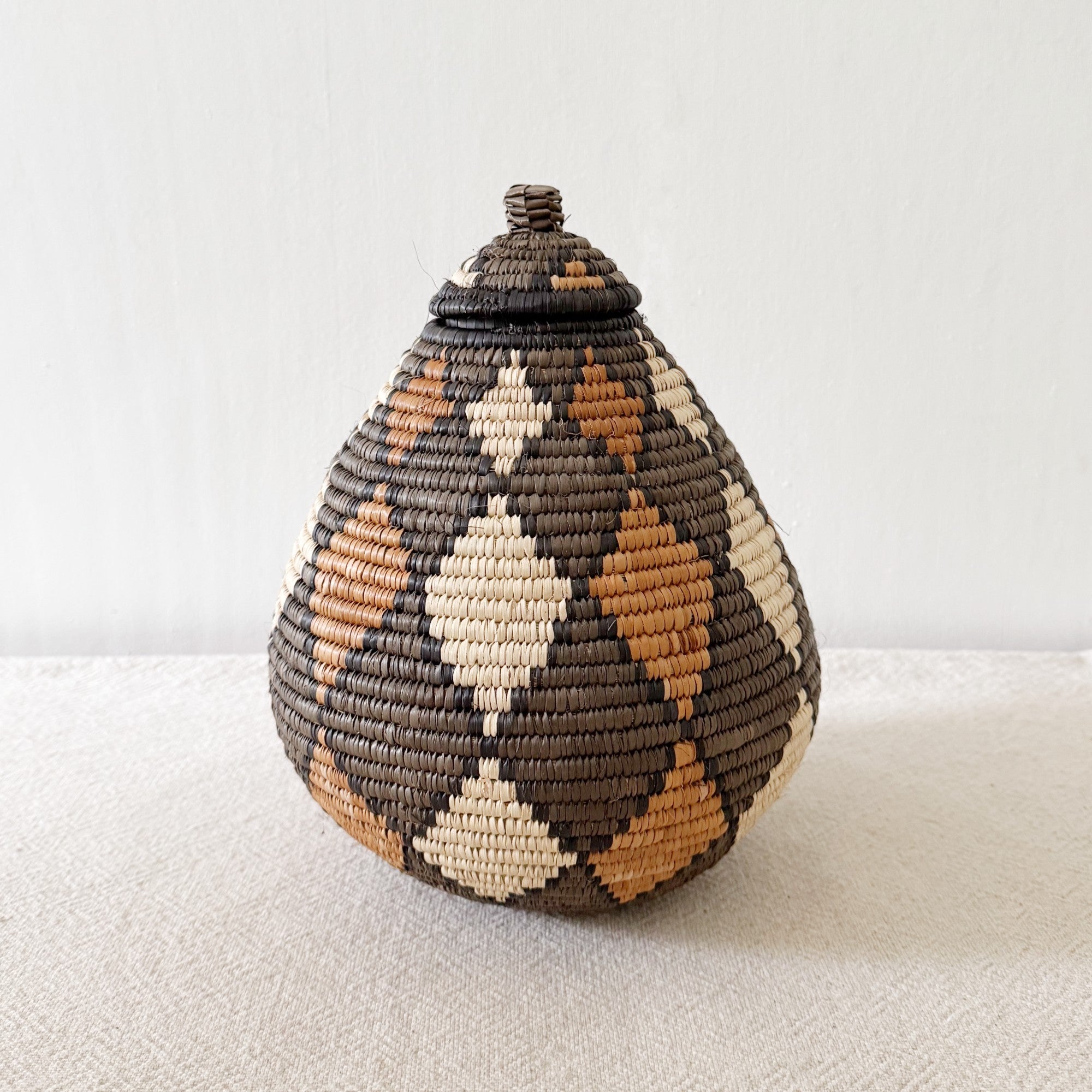 11" Lidded Zulu Basket #B011