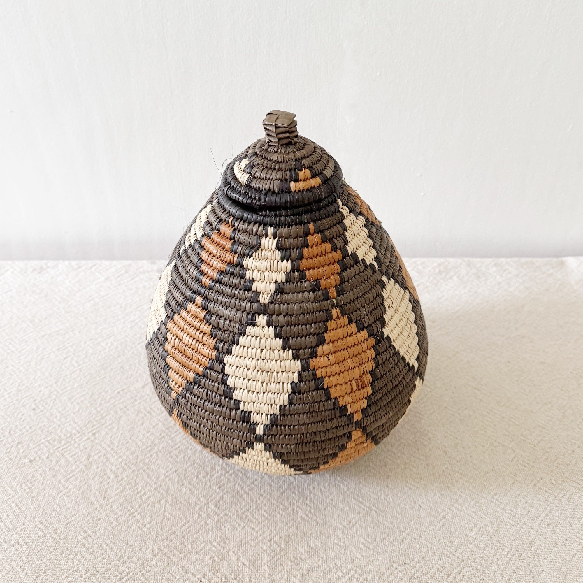 11" Lidded Zulu Basket #B011