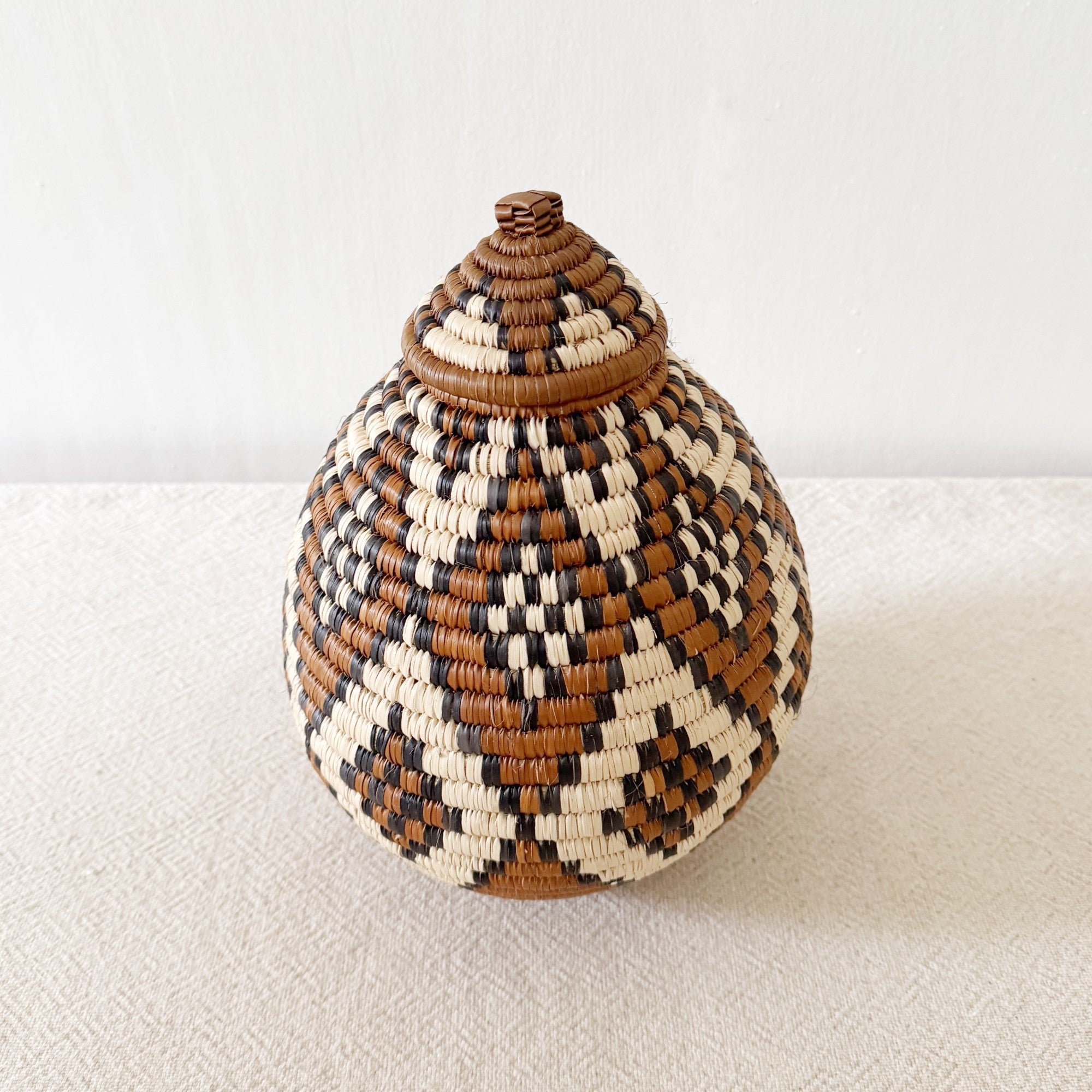 11" Lidded Zulu Basket #B010