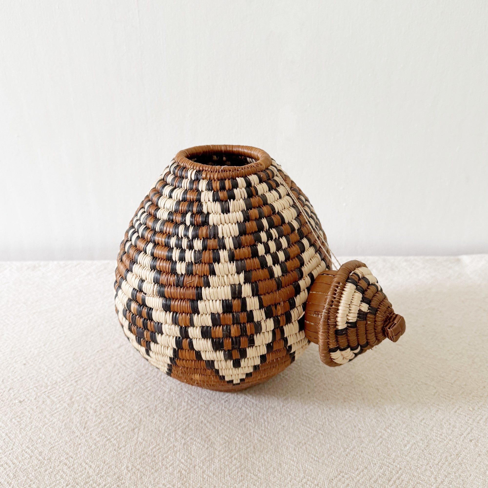 11" Lidded Zulu Basket #B010