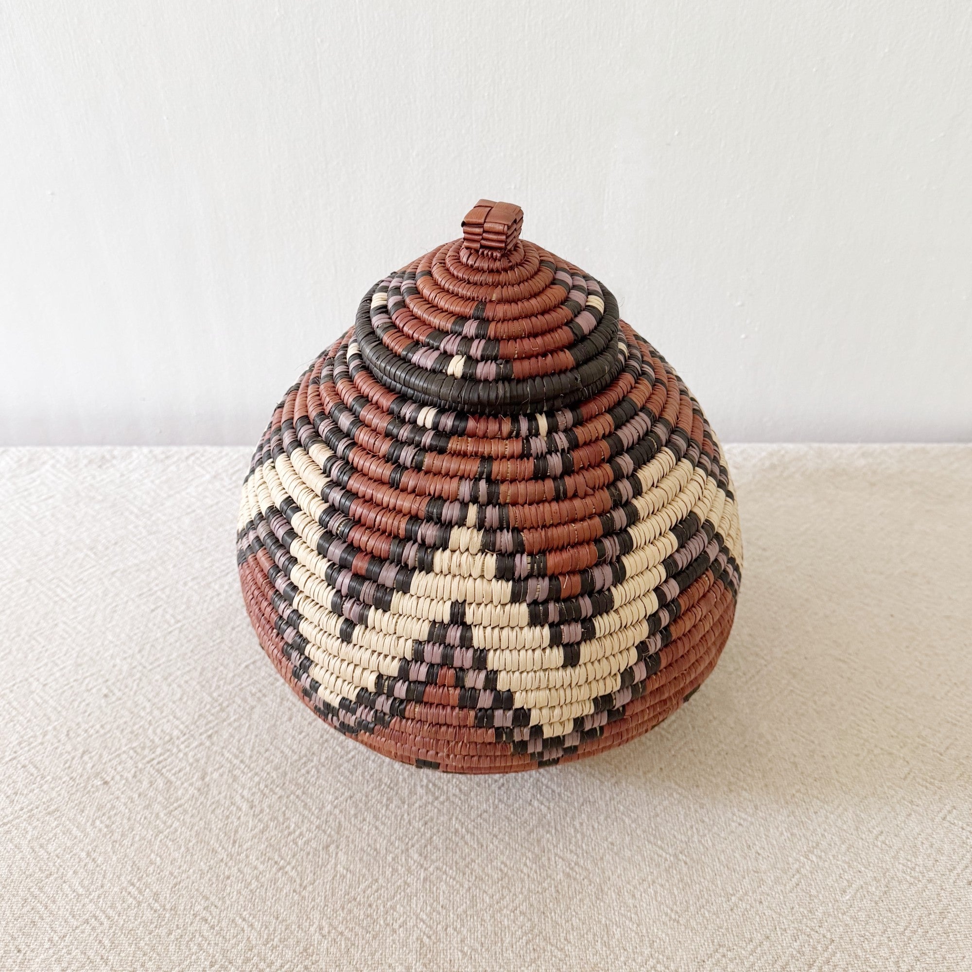 10.5" Lidded Zulu Basket #B005