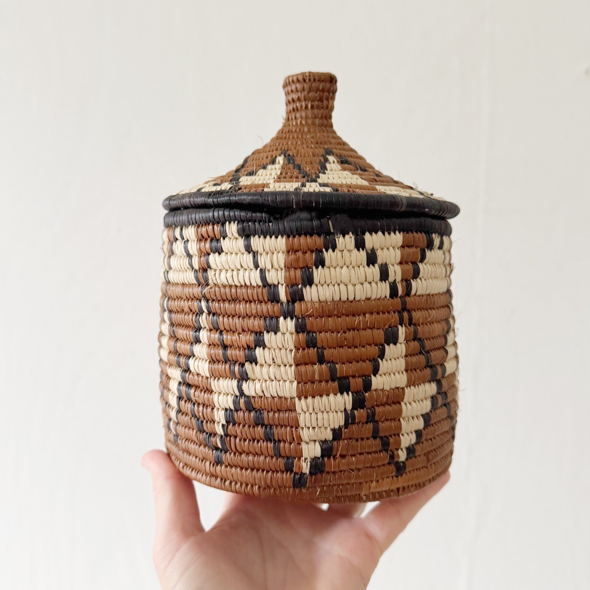 Lidded Zulu Basket #B021