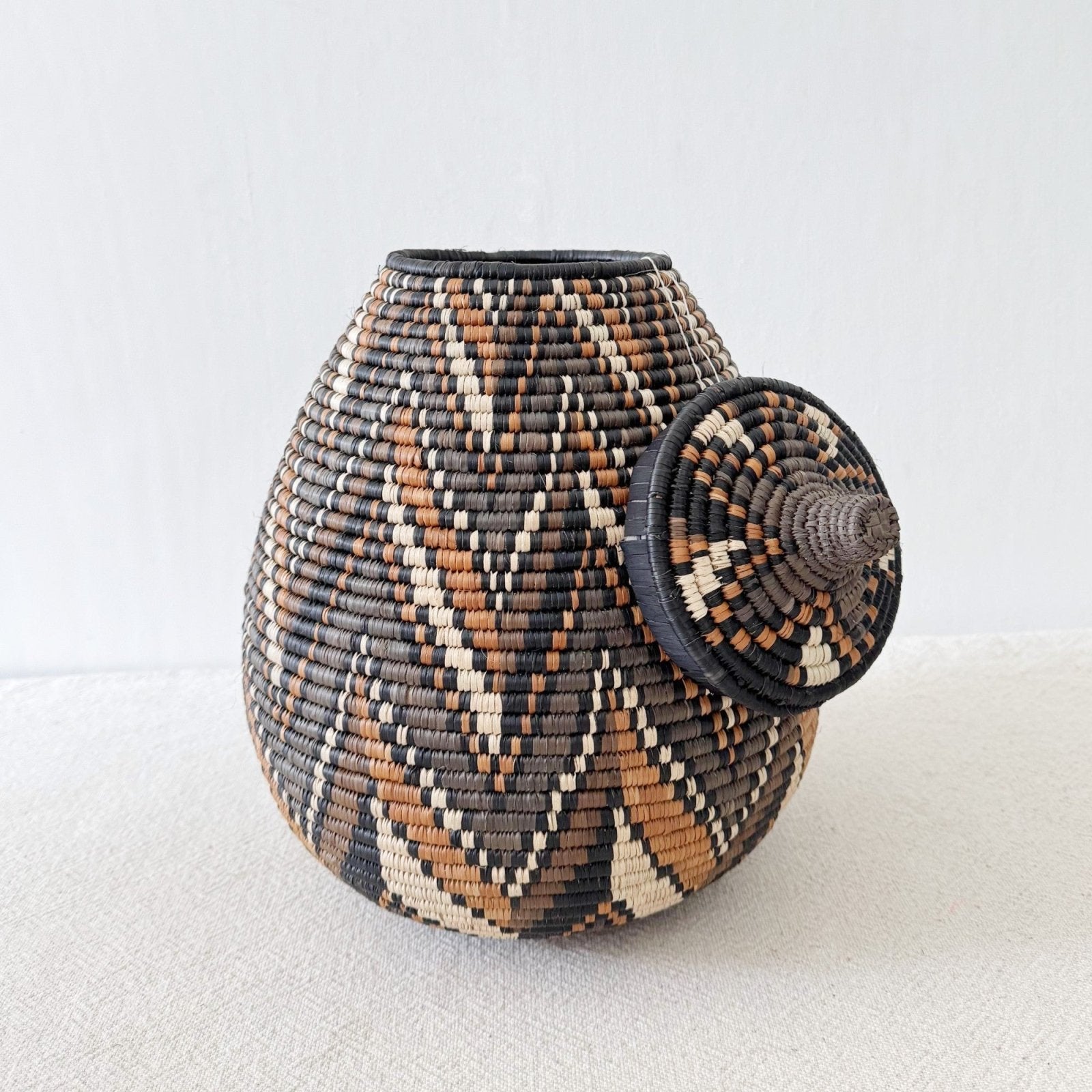 Lidded Zulu Basket A136 - Amsha