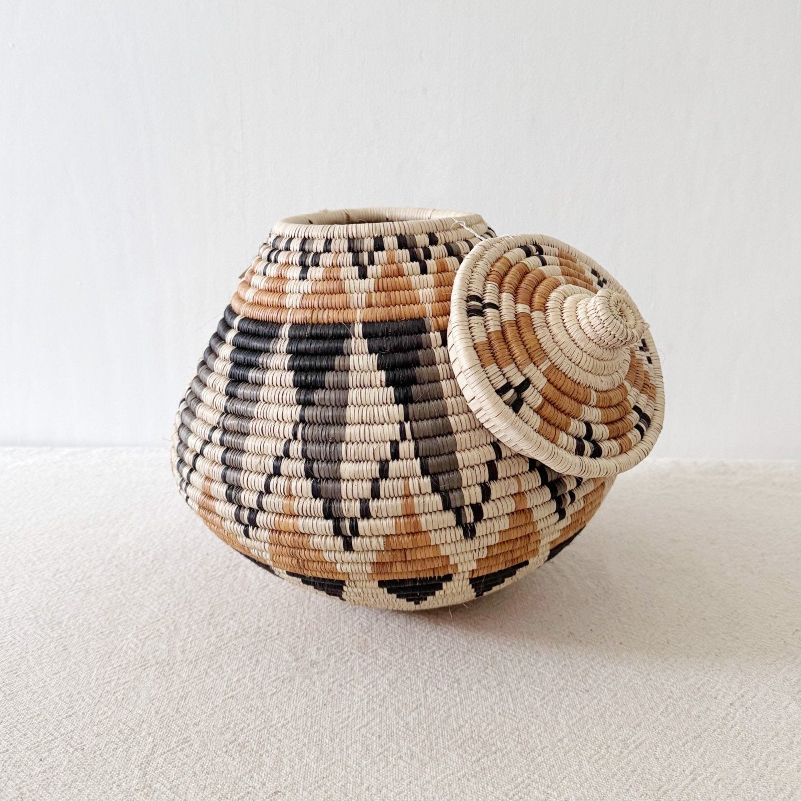 Lidded Zulu Basket A138 - Amsha