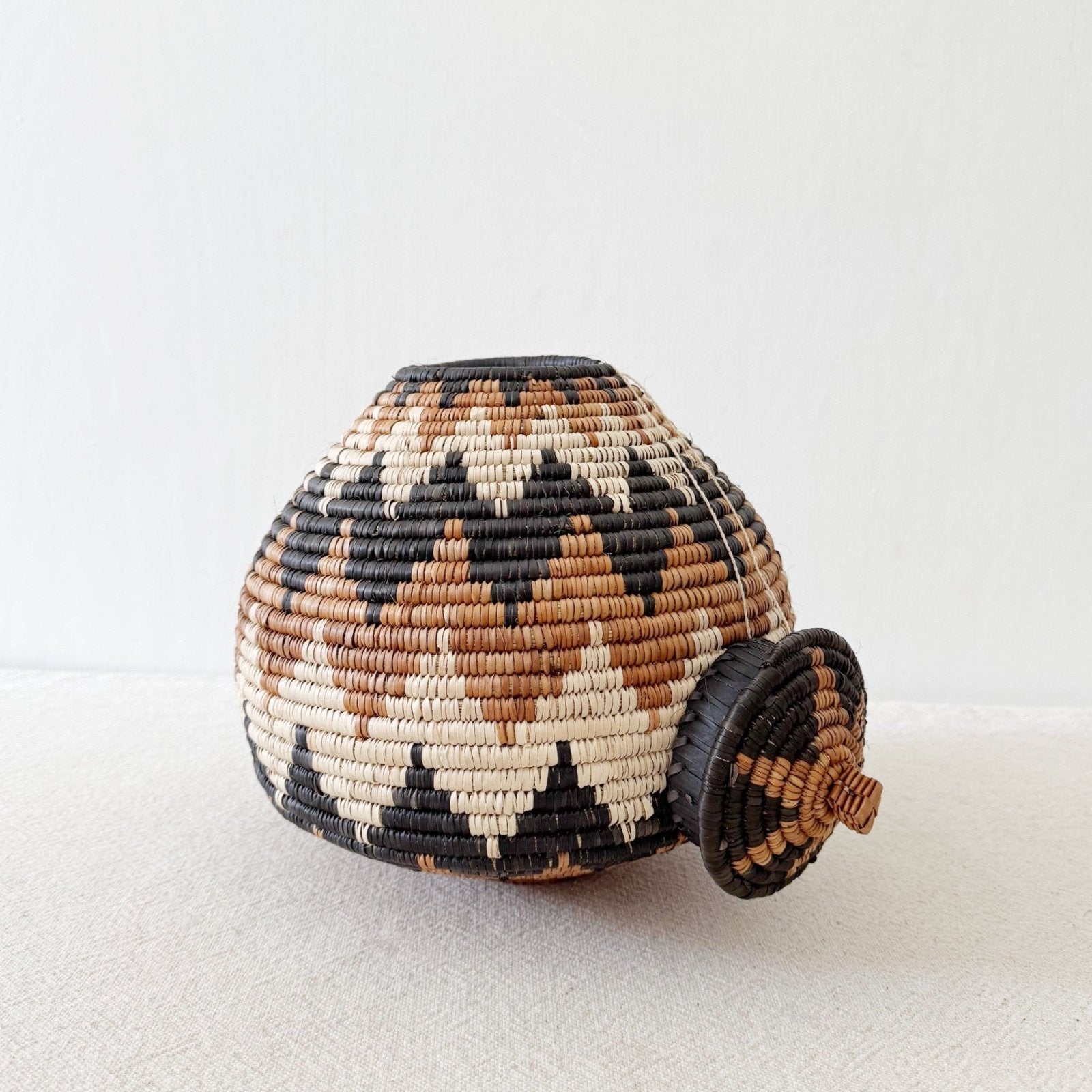 Lidded Zulu Basket A141 - Amsha