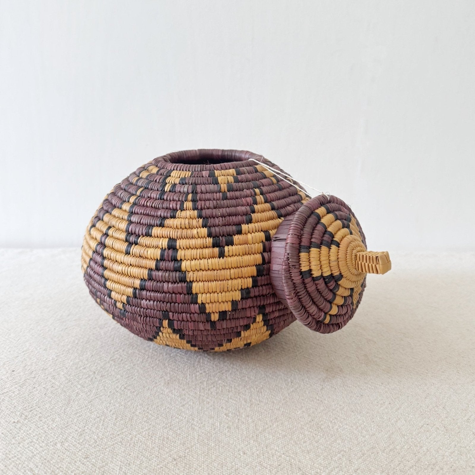 Lidded Zulu Basket B001 - Amsha