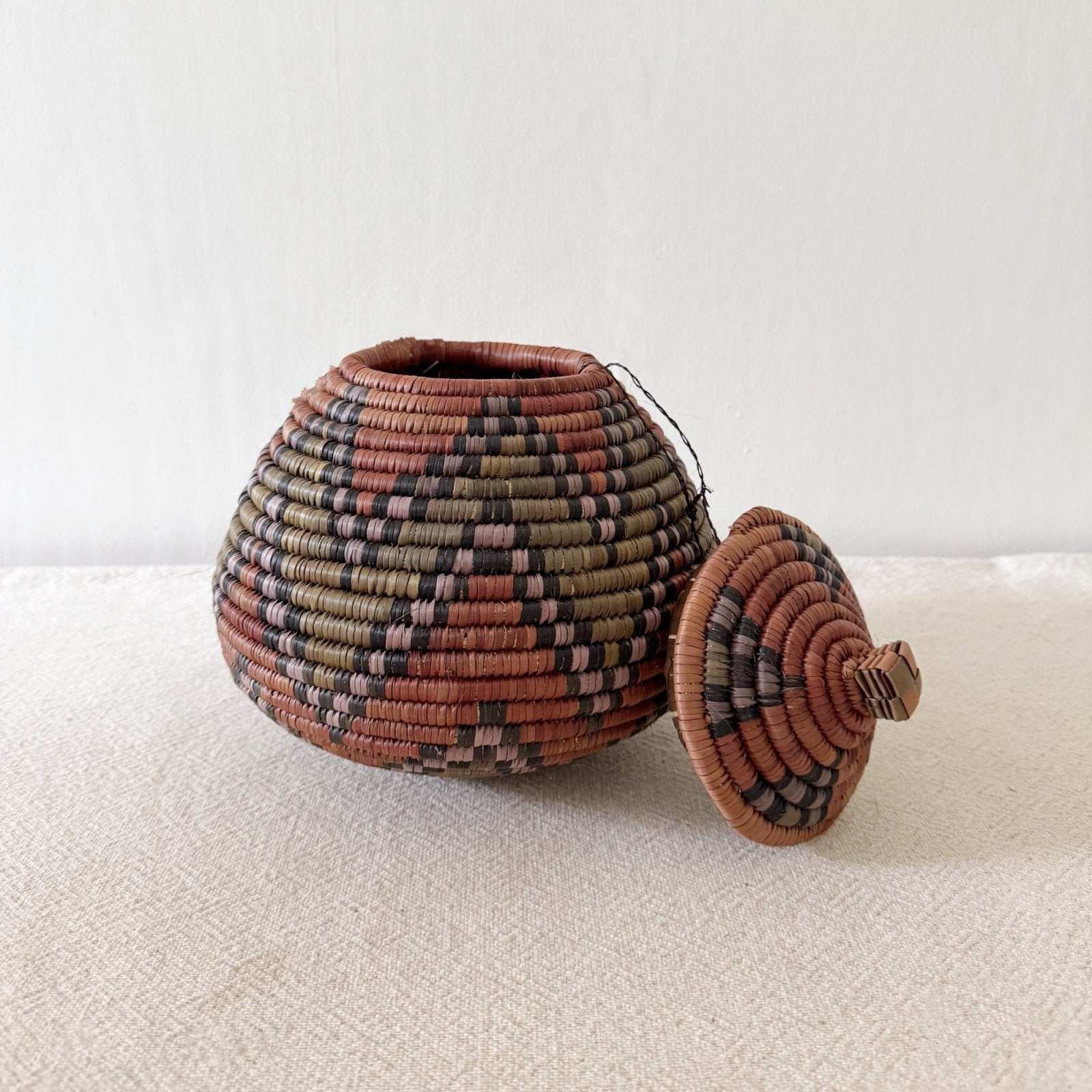 Lidded Zulu Basket B012 - Amsha