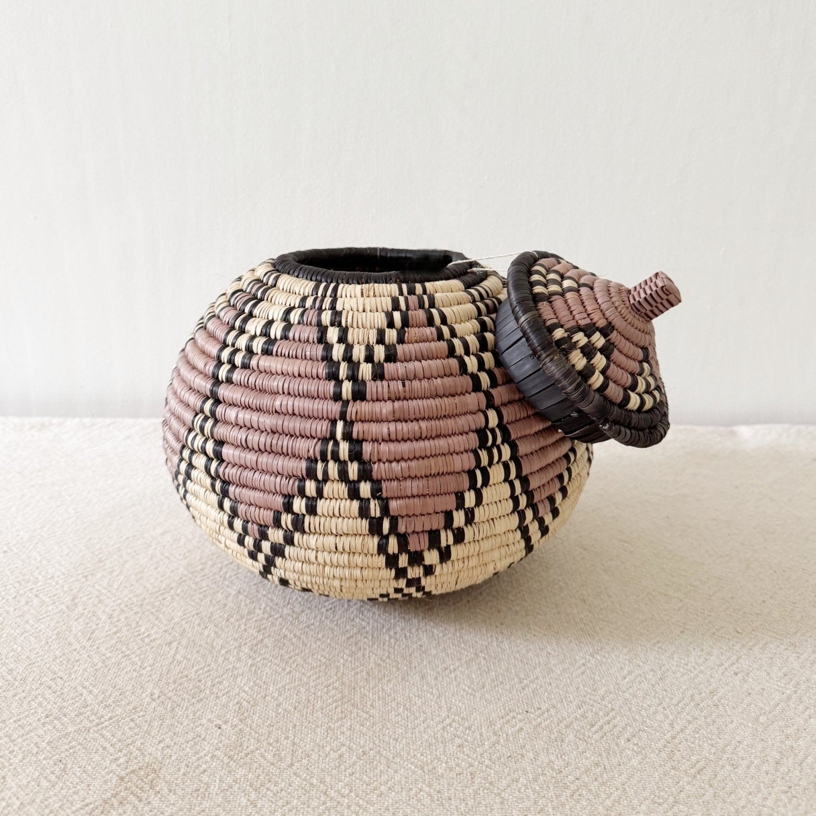 Lidded Zulu Basket B013 - Amsha