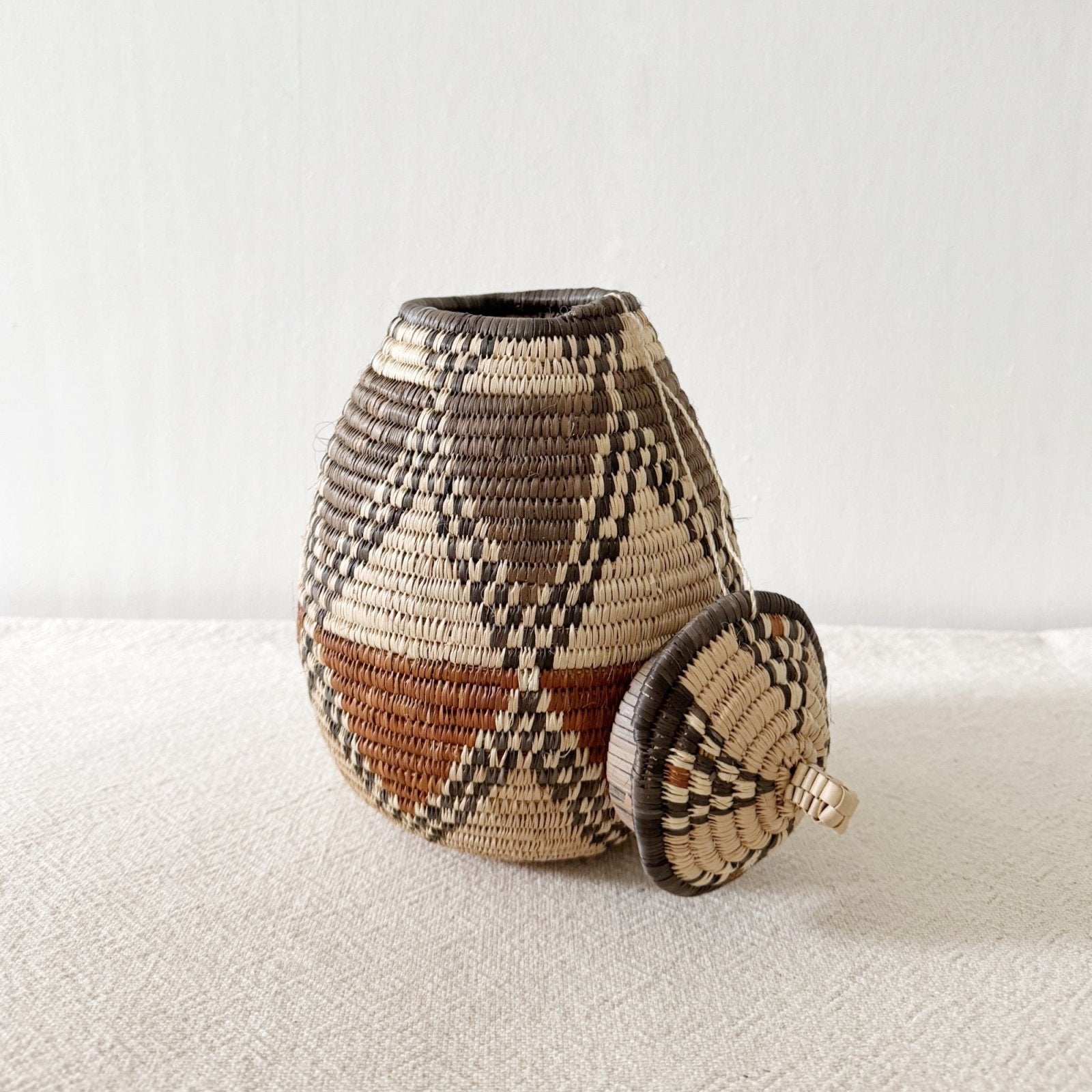 Lidded Zulu Basket B016 - Amsha