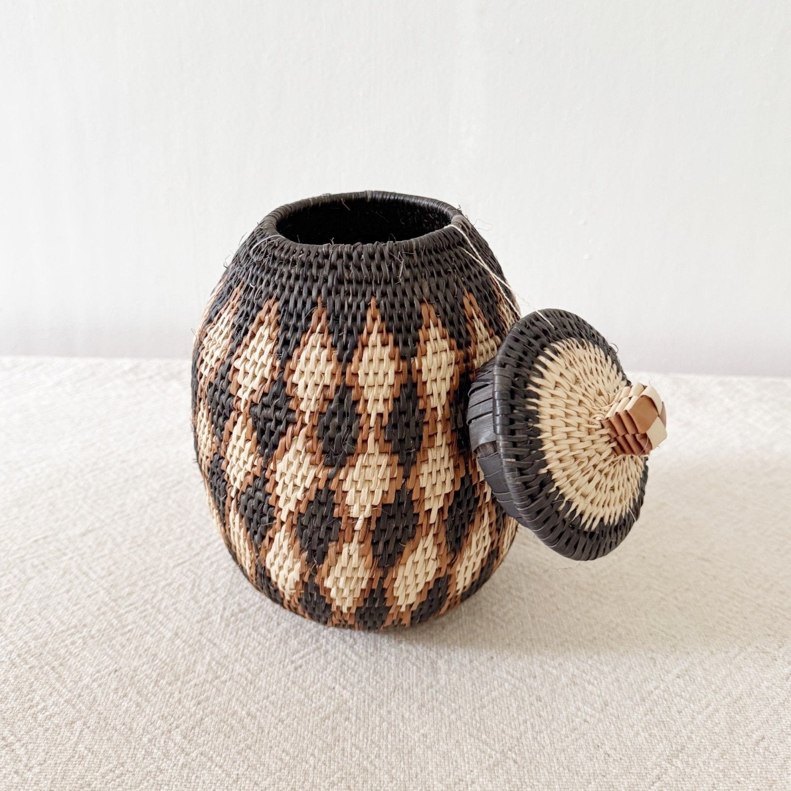 Lidded Zulu Basket B017 - Amsha