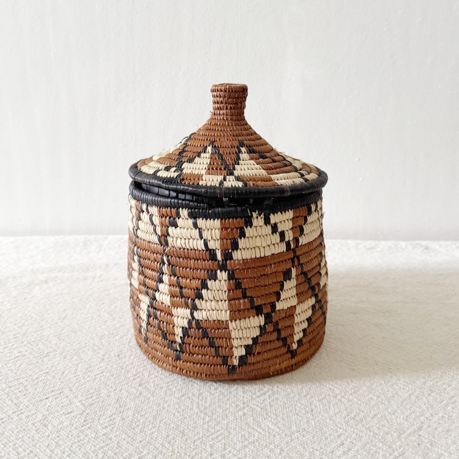 Lidded Zulu Basket B021 - Amsha