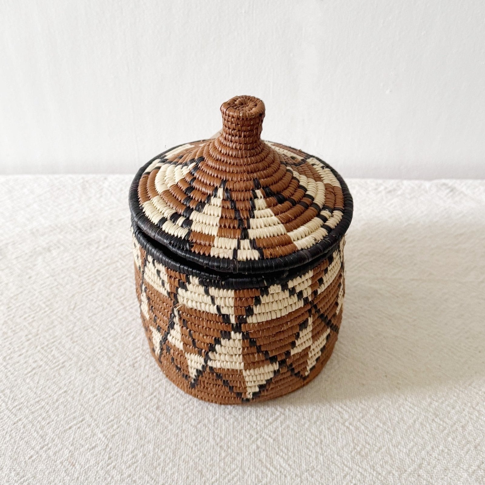 Lidded Zulu Basket B021 - Amsha