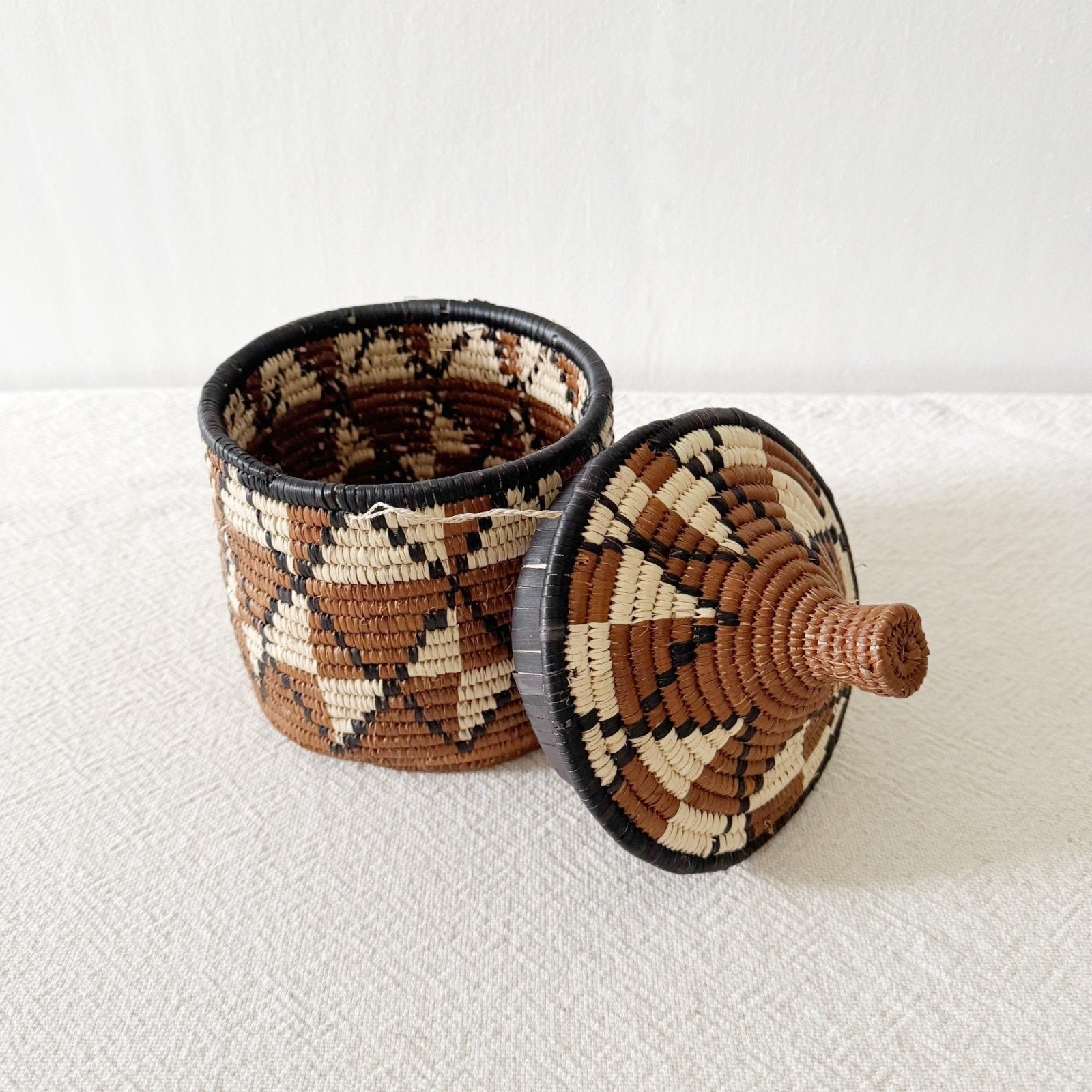 Lidded Zulu Basket B021 - Amsha