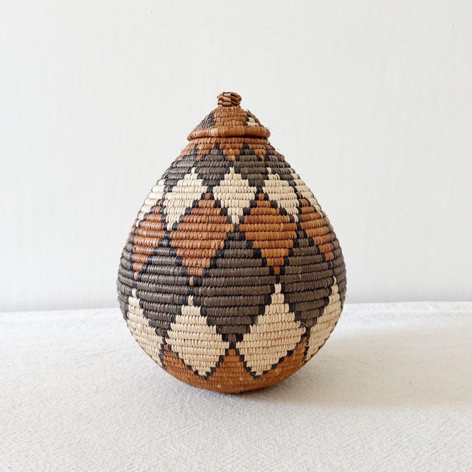 Lidded Zulu Basket B027 - Amsha