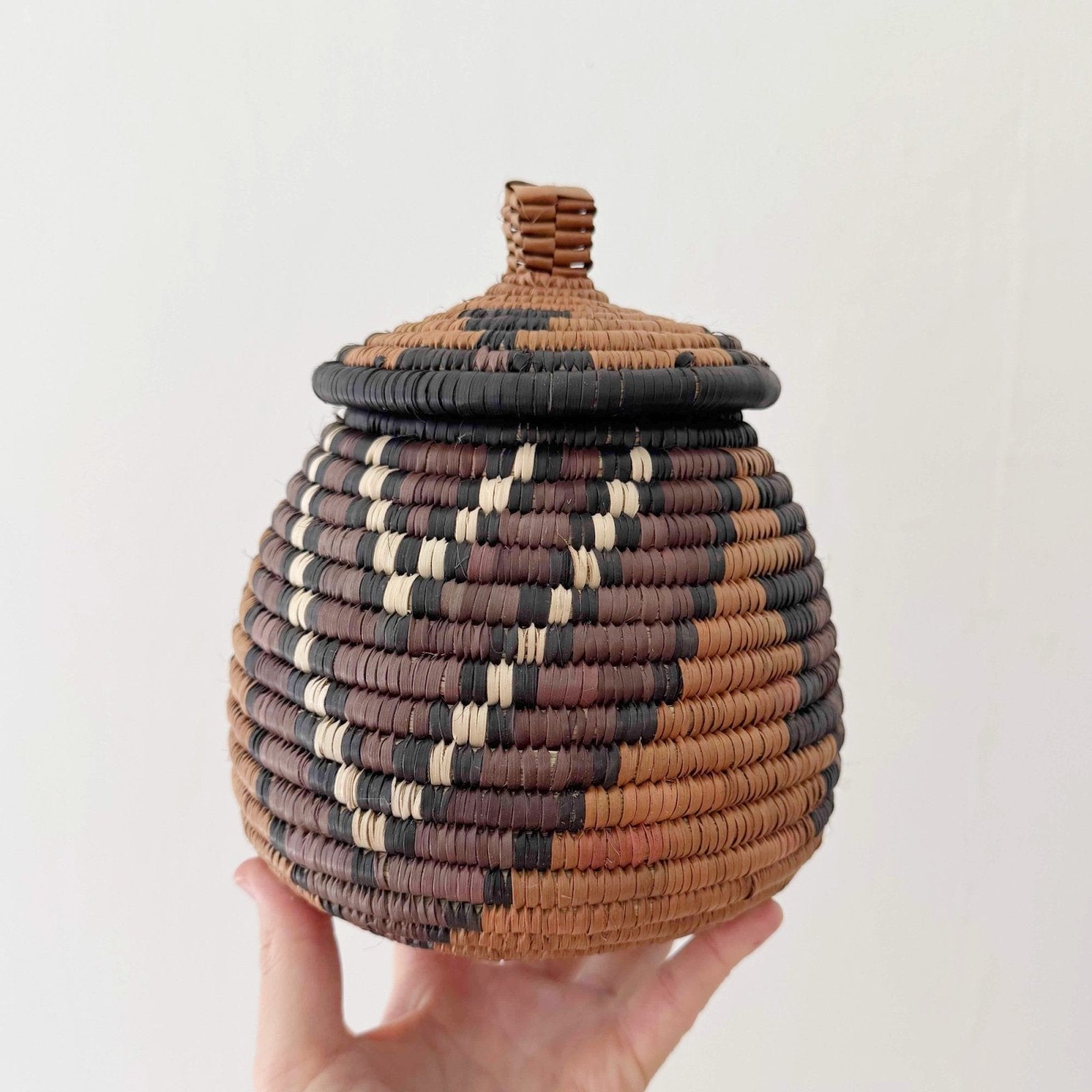 Lidded Zulu Basket F001 - Amsha