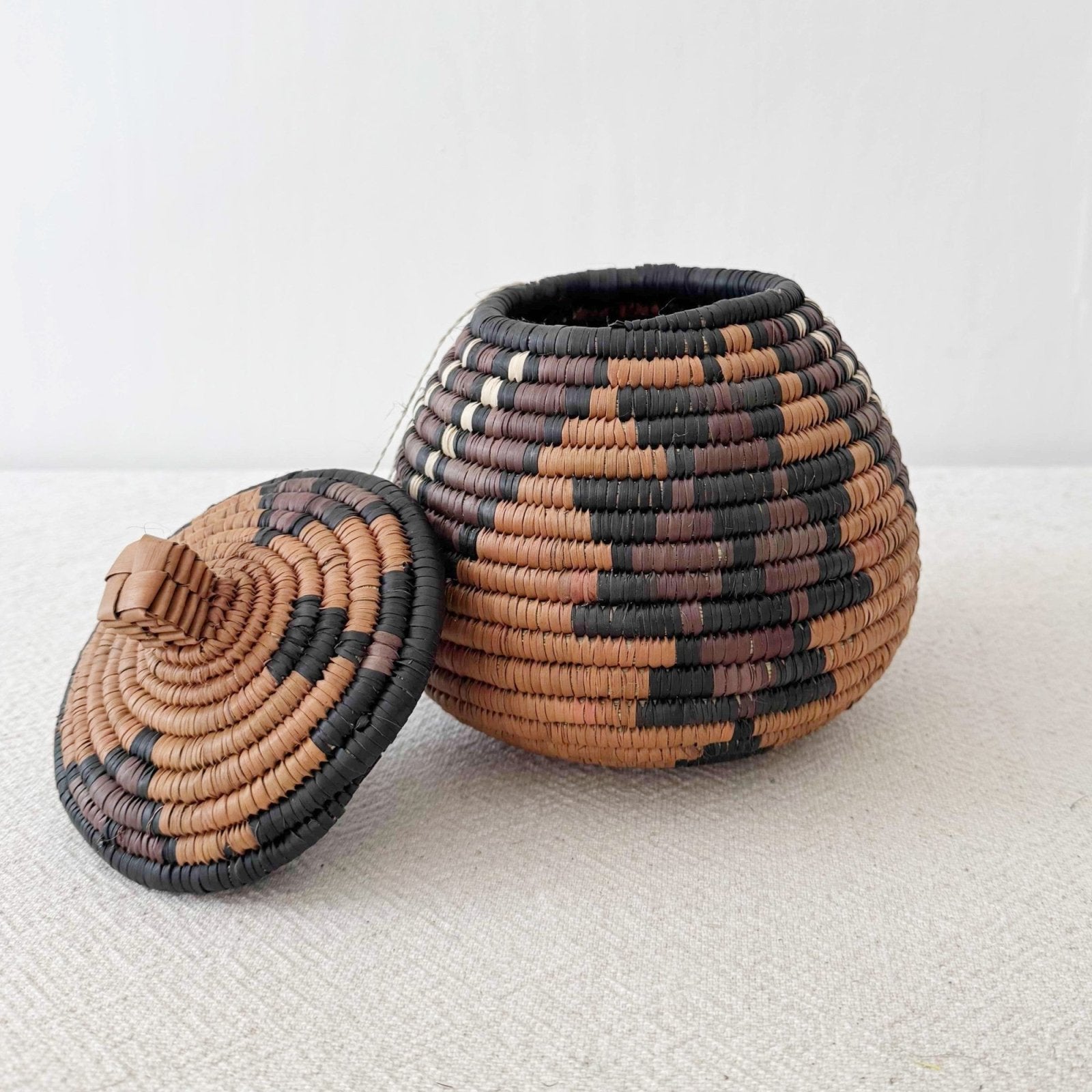 Lidded Zulu Basket F001 - Amsha