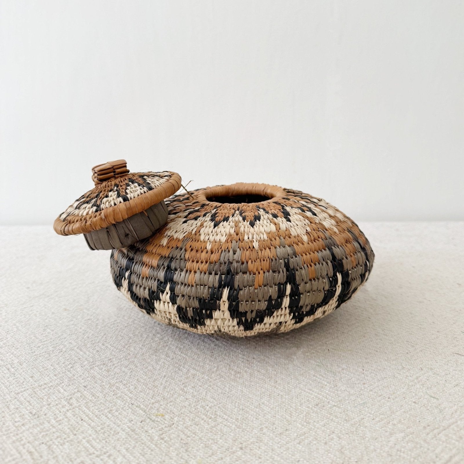 Lidded Zulu Basket F005 - Amsha